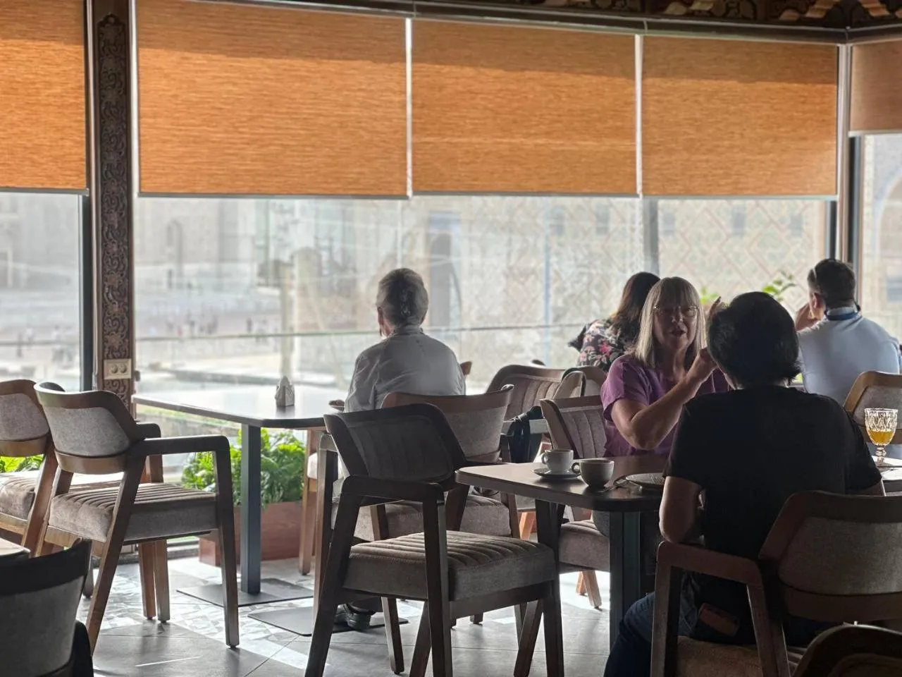 Restaurant/places to eat in Hotel Minor