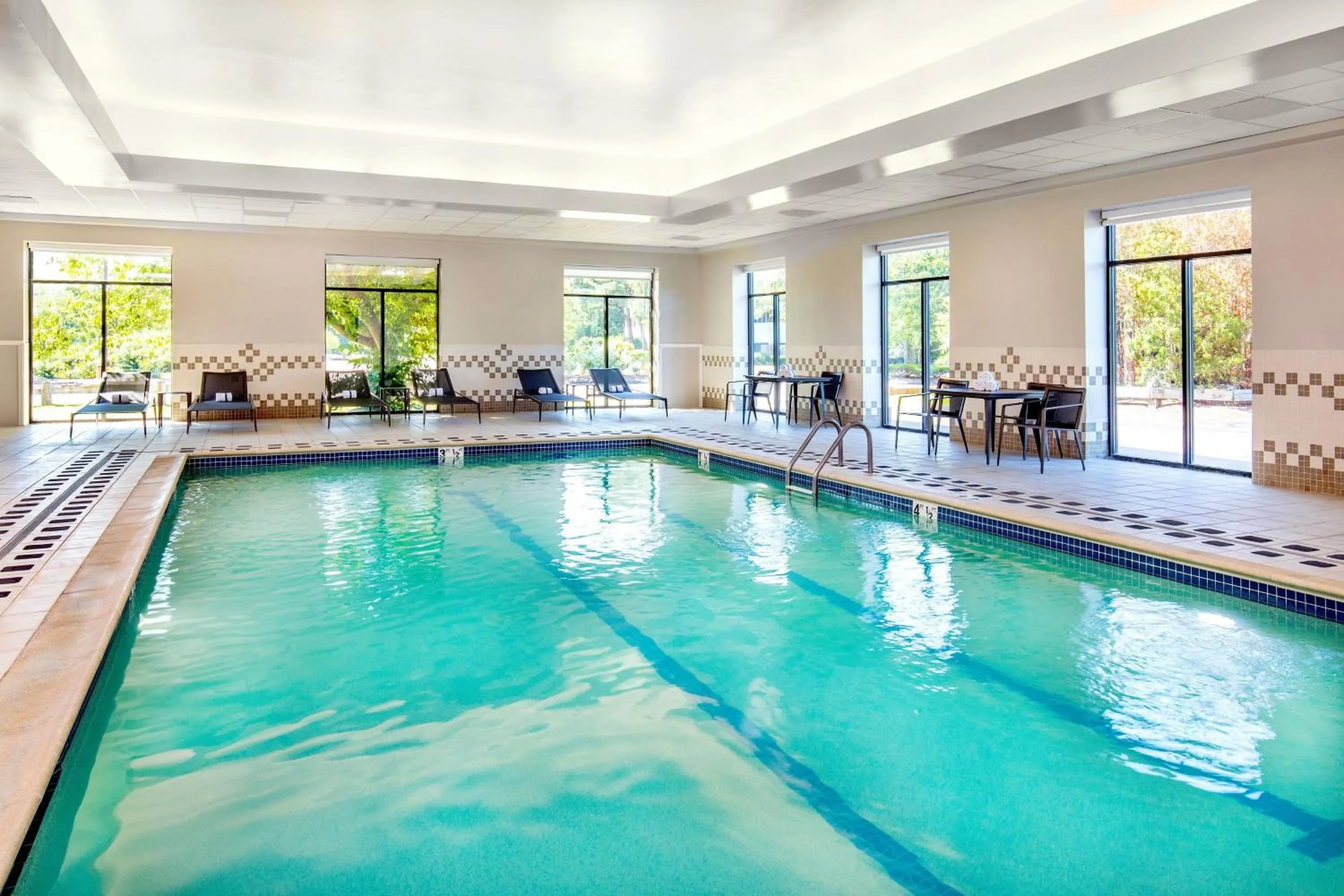 Swimming pool in Courtyard by Marriott Boston Billerica Bedford