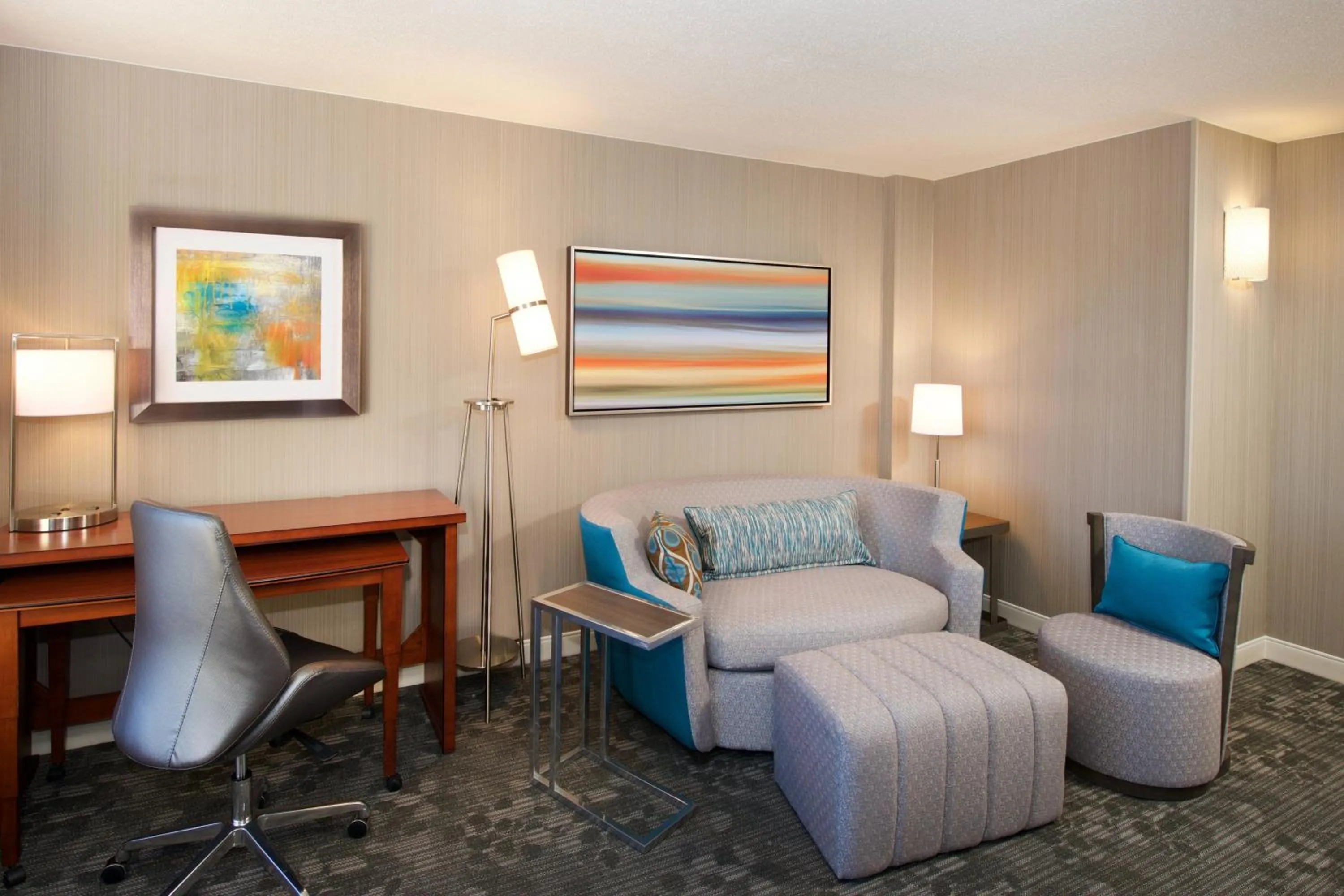Living room in Courtyard by Marriott Boston Billerica Bedford