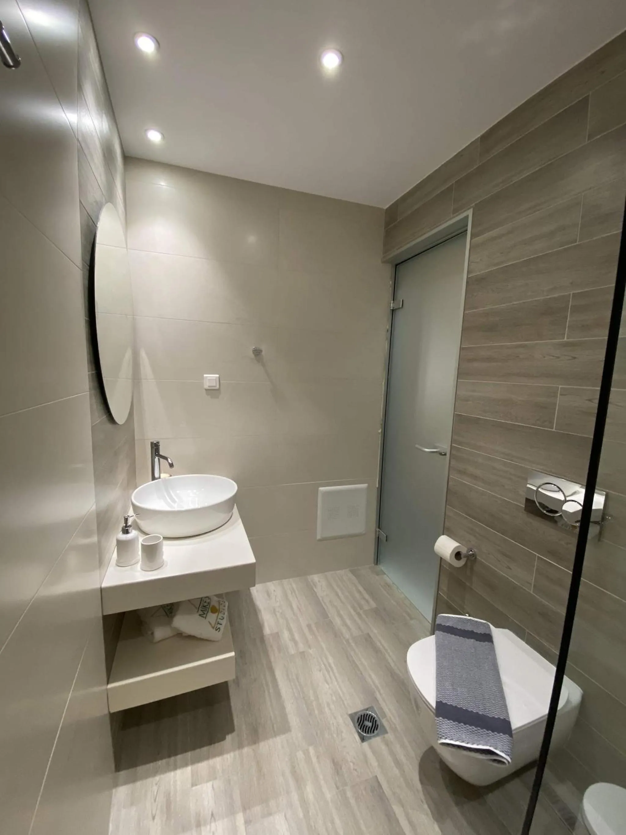 Bathroom in MIKE'S STUDIOS