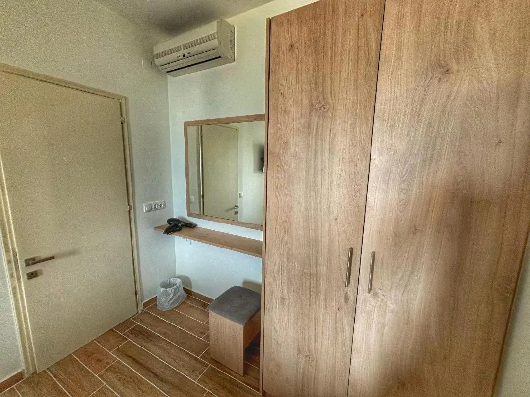 wardrobe in MIKE'S STUDIOS