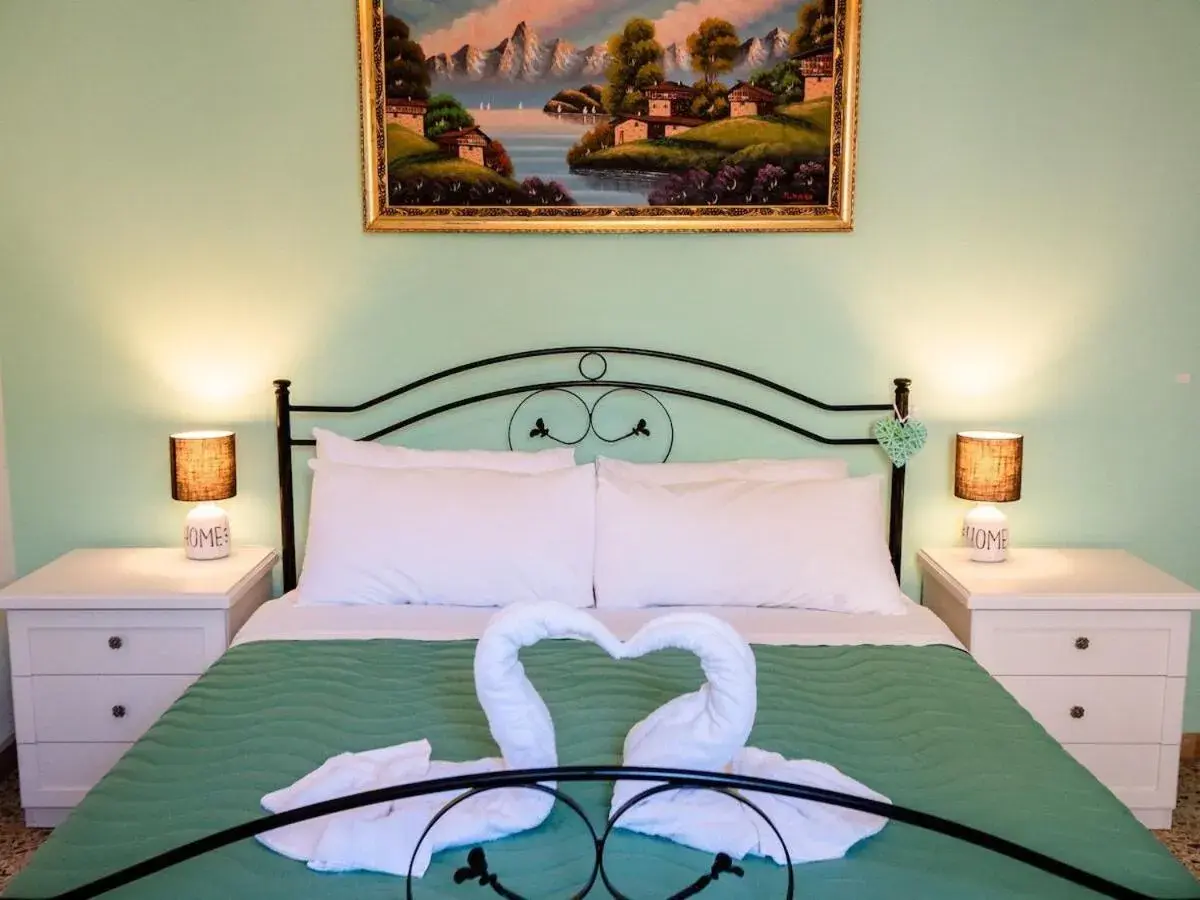 Triple Room with Shared Bathroom in CASA MAFALDA - Rooms, friends and more - Affittacamere, Guest House Triple Room with Shared Bathroom in CASA MAFALDA - Rooms, friends and more - Affittacamere, Guest House