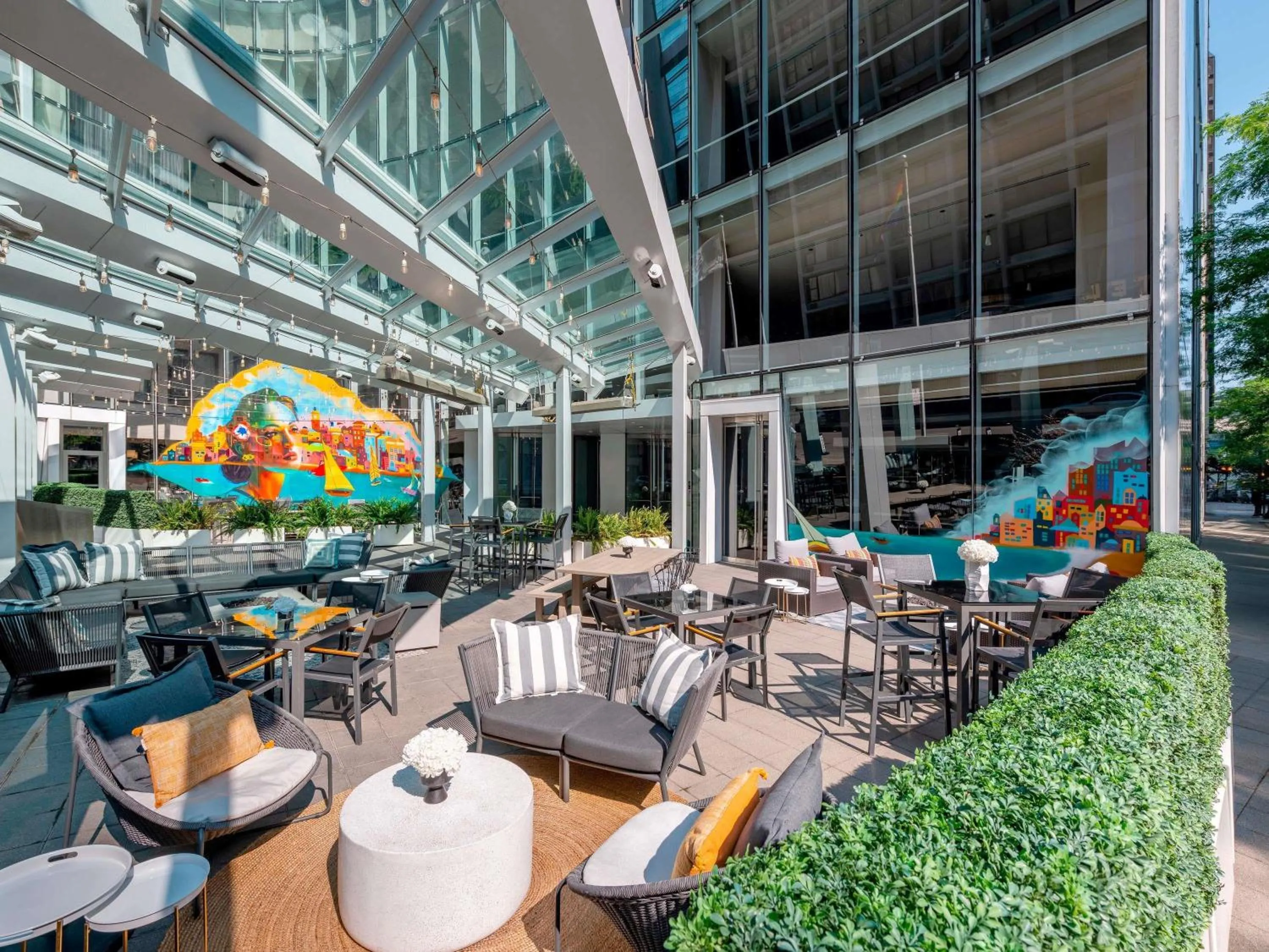 Lounge or bar in Sofitel Chicago Magnificent Mile