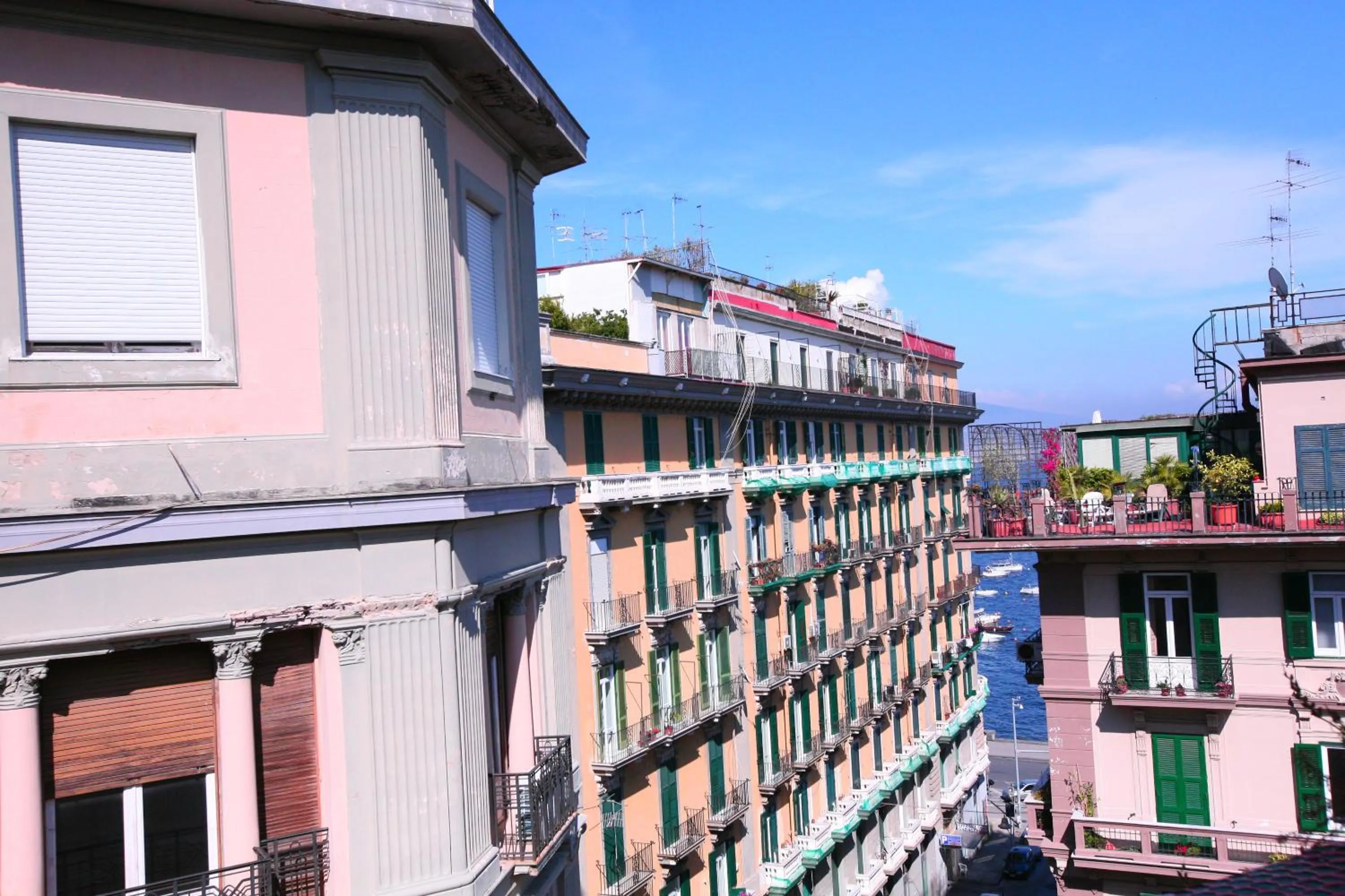 Facade/entrance in Megaride Santa Lucia
