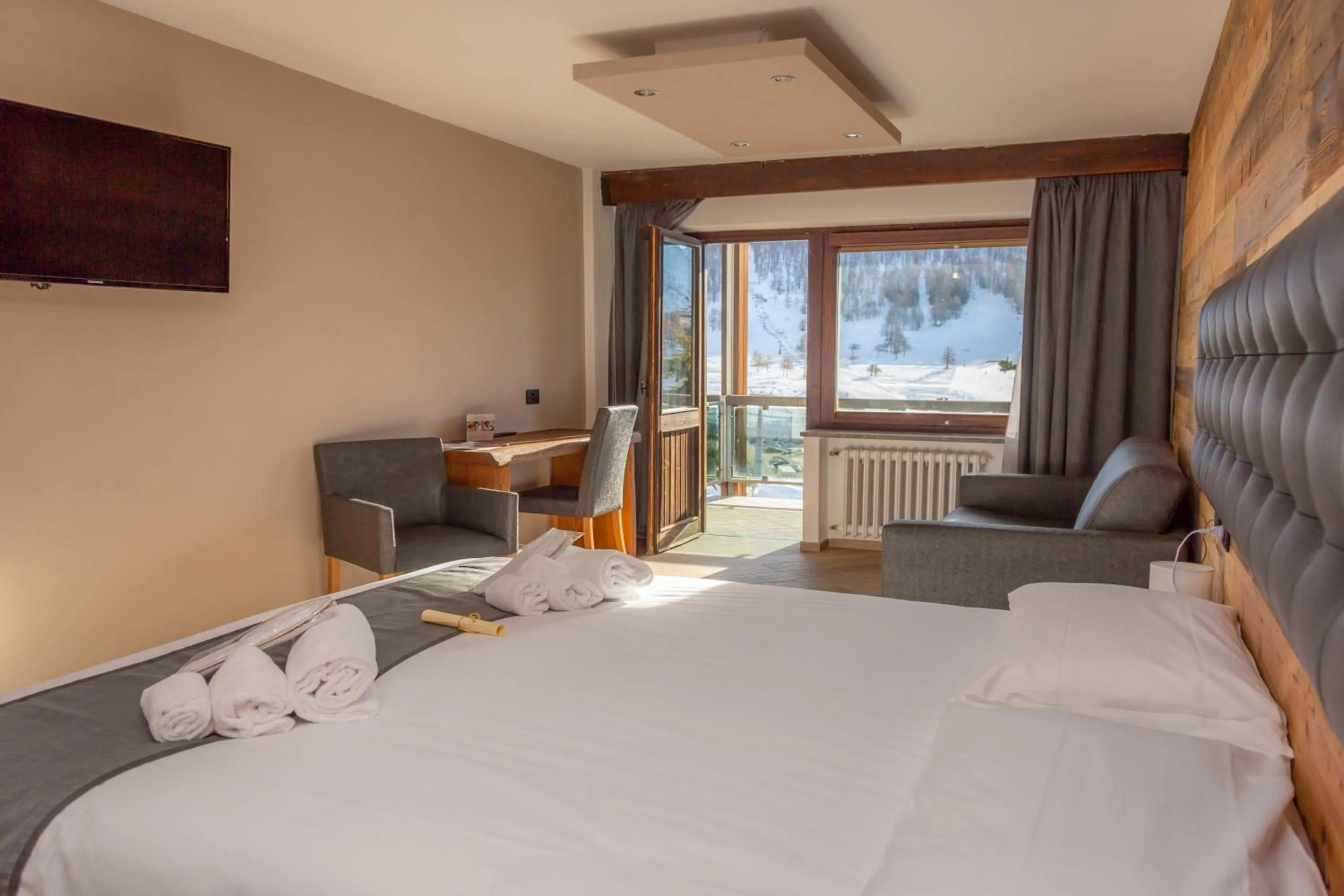 View (from property/room), Bed in Hotel Gran Roc