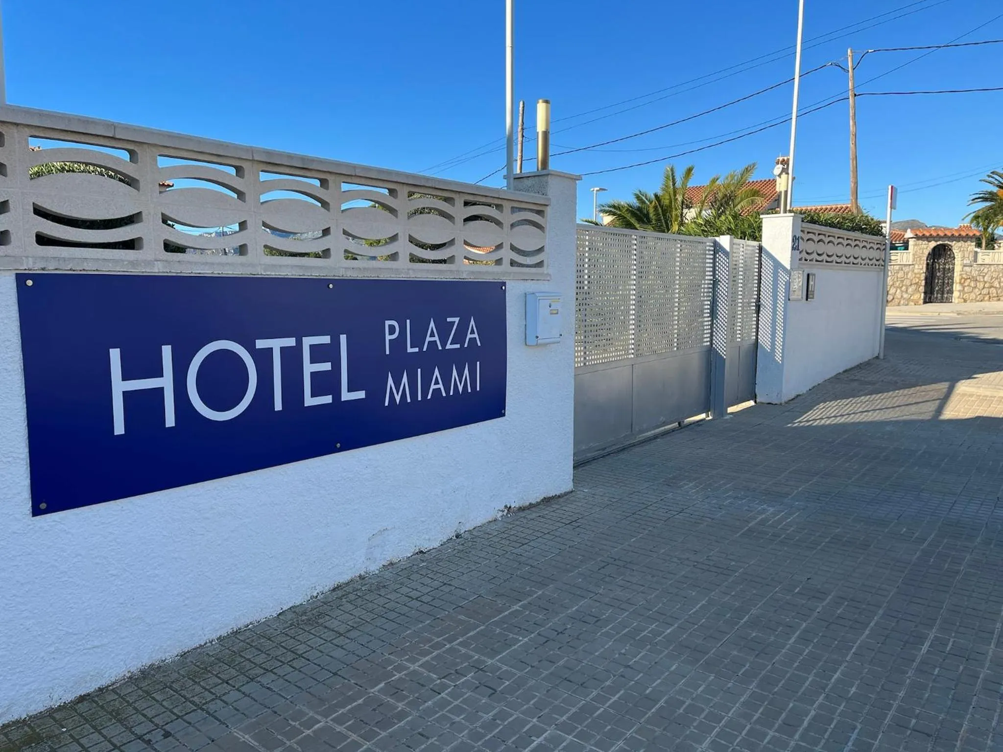 Logo/Certificate/Sign in Hotel Plaza Miami - Sólo Adultos