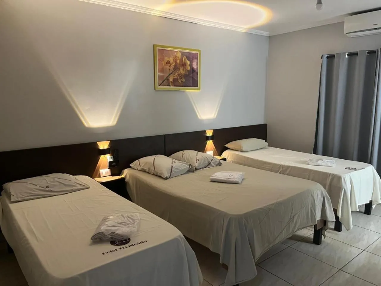 Hotel Tropicália próximo a 25 de março , Brás e Bom Retiro "Com estacionamento conveniado ao lado do hotel"