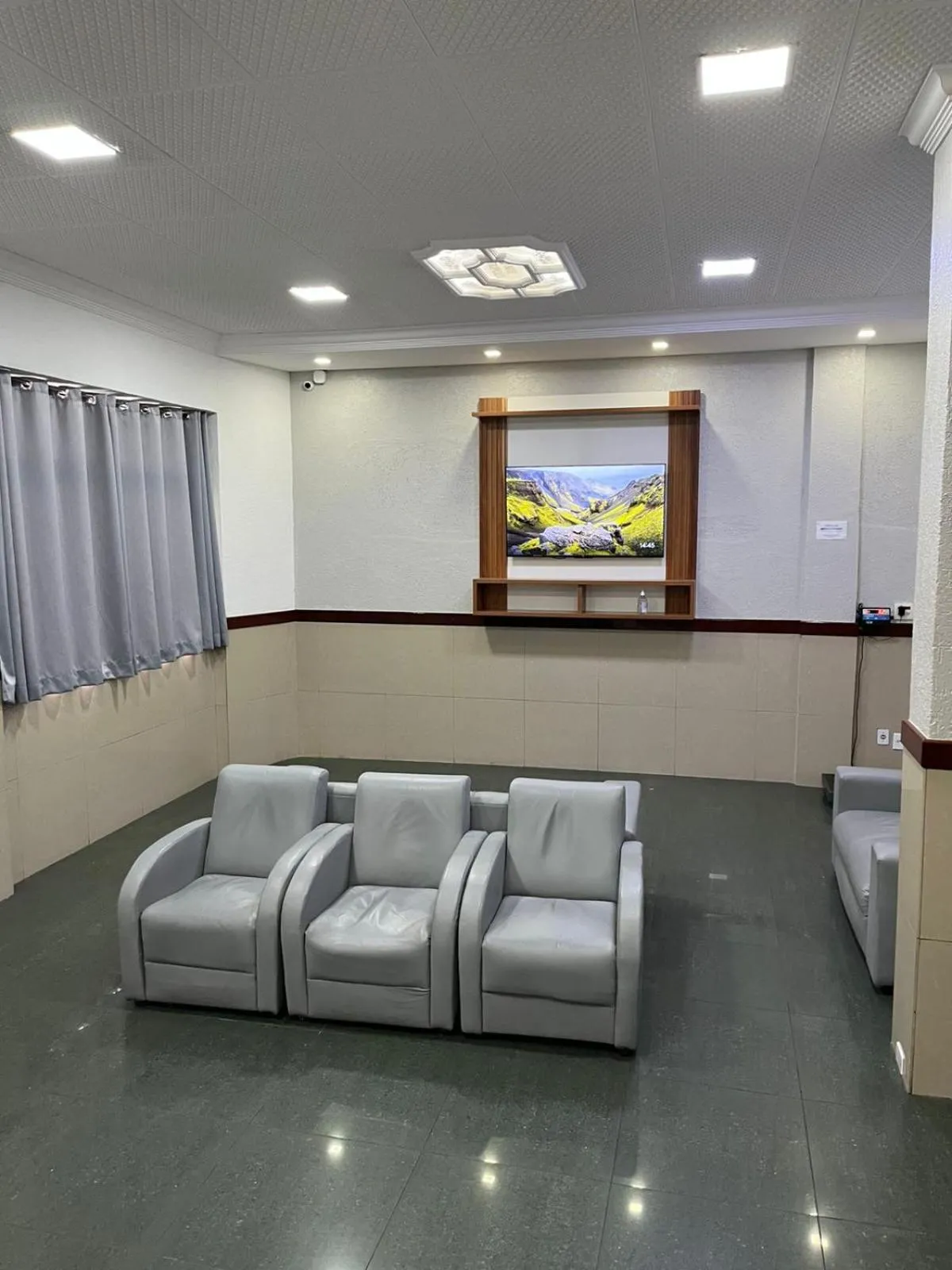 Hotel Tropicália próximo a 25 de março , Brás e Bom Retiro "Com estacionamento conveniado ao lado do hotel"
