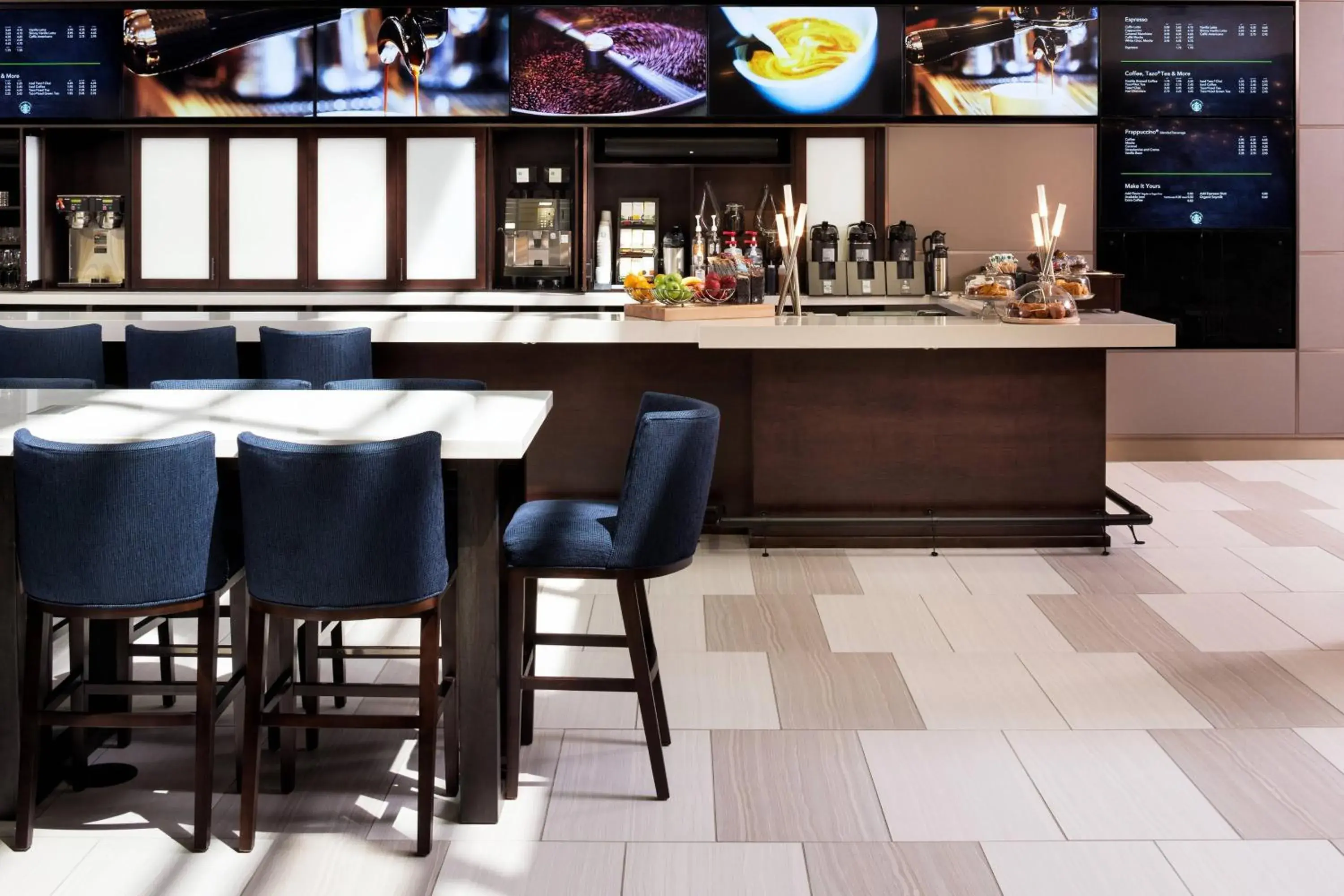 Lounge or bar in Sheraton Bloomington Lounge or bar in Sheraton Bloomington