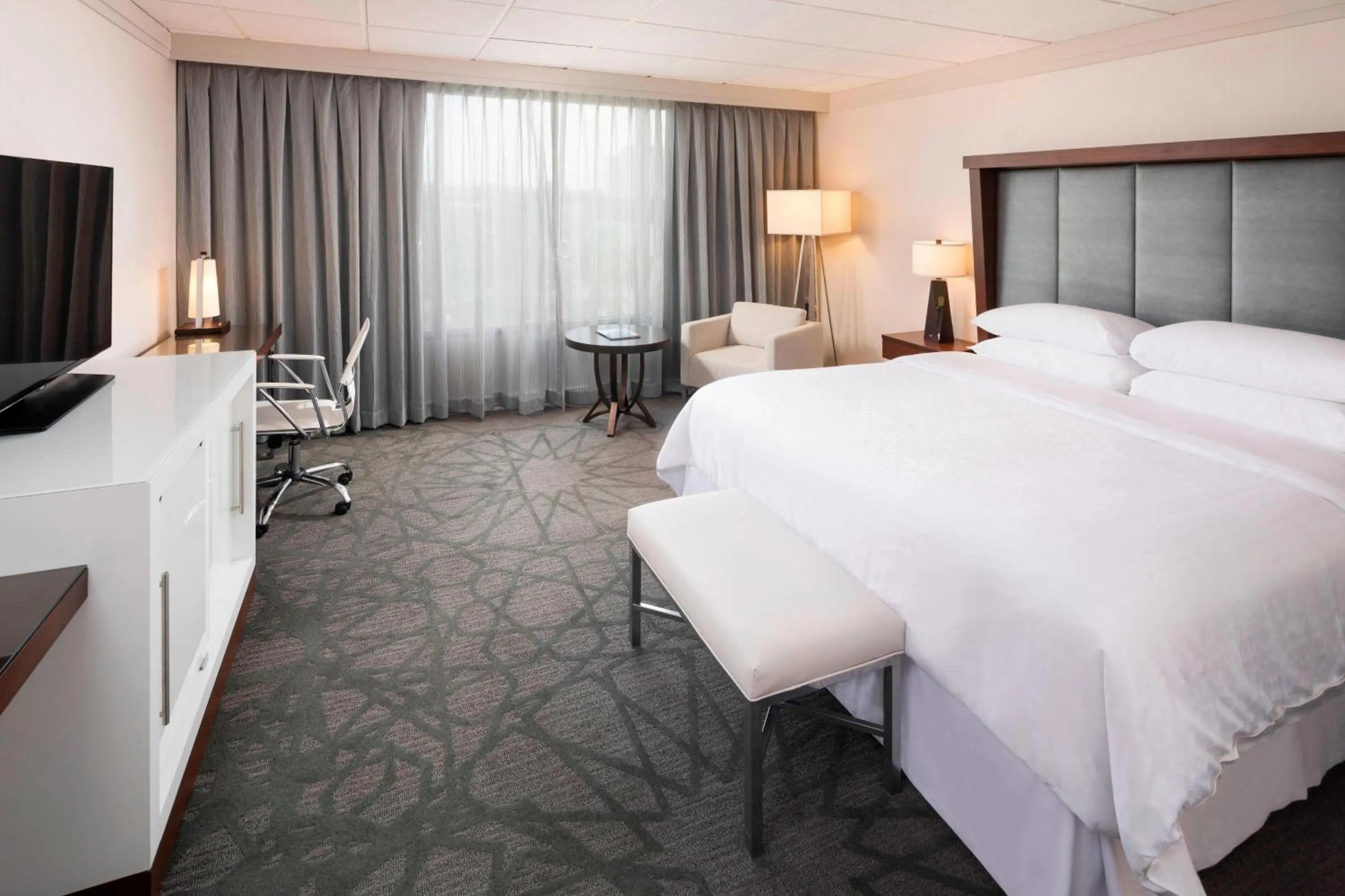 Photo of the whole room, Bed in Sheraton Bloomington