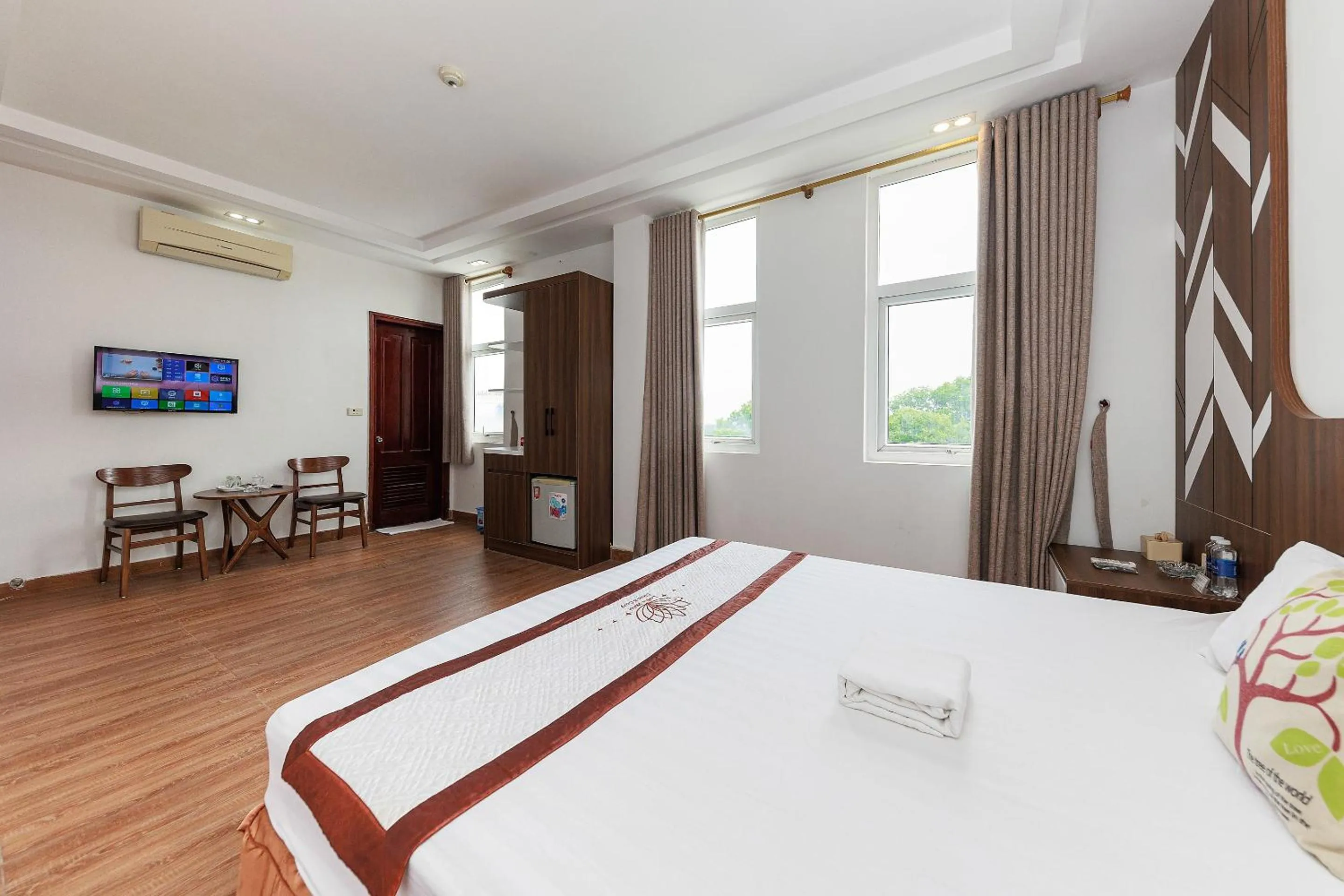 Bedroom, Bed in OYO 472 Lenka Hotel