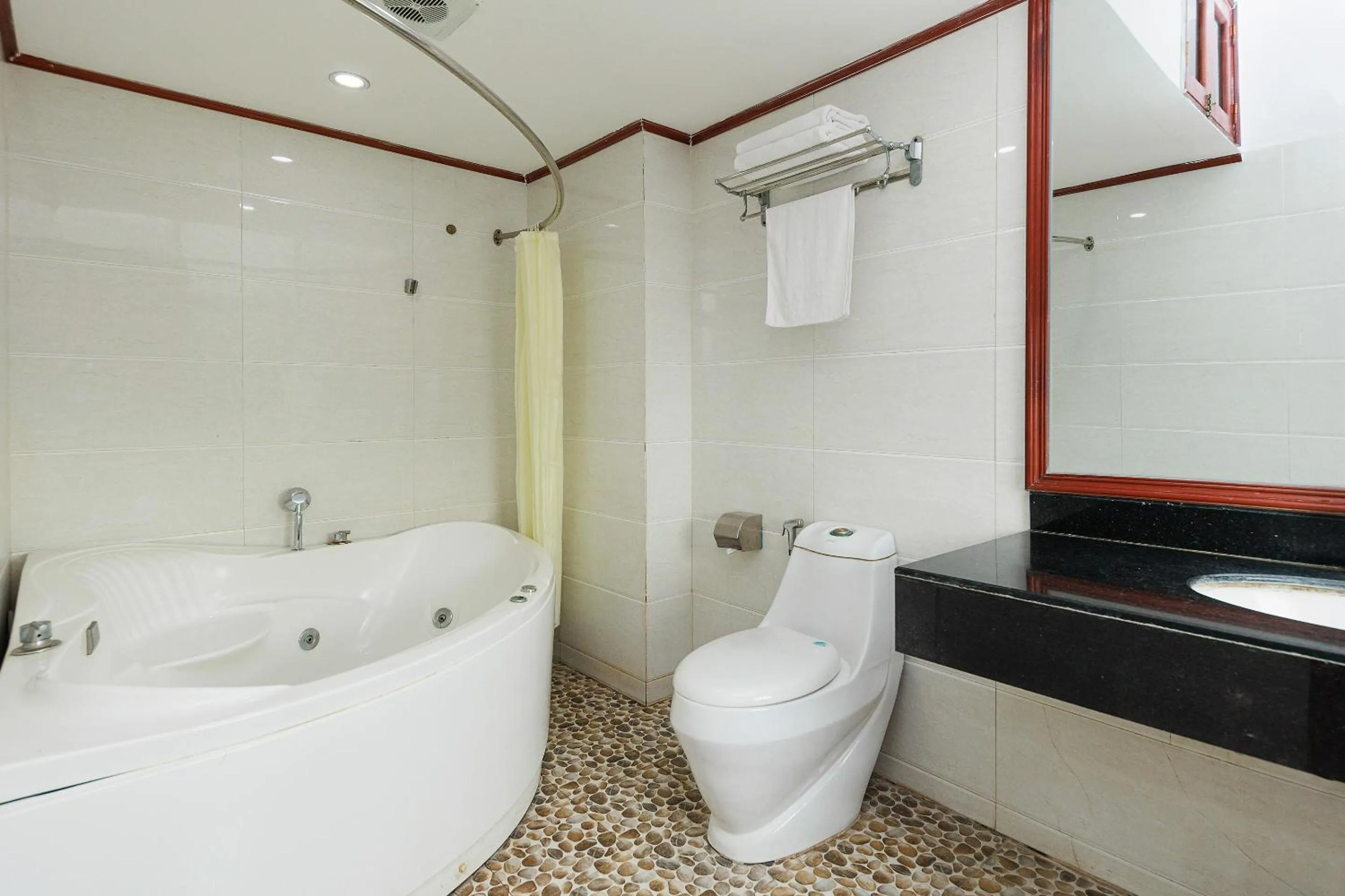 Bathroom in OYO 472 Lenka Hotel