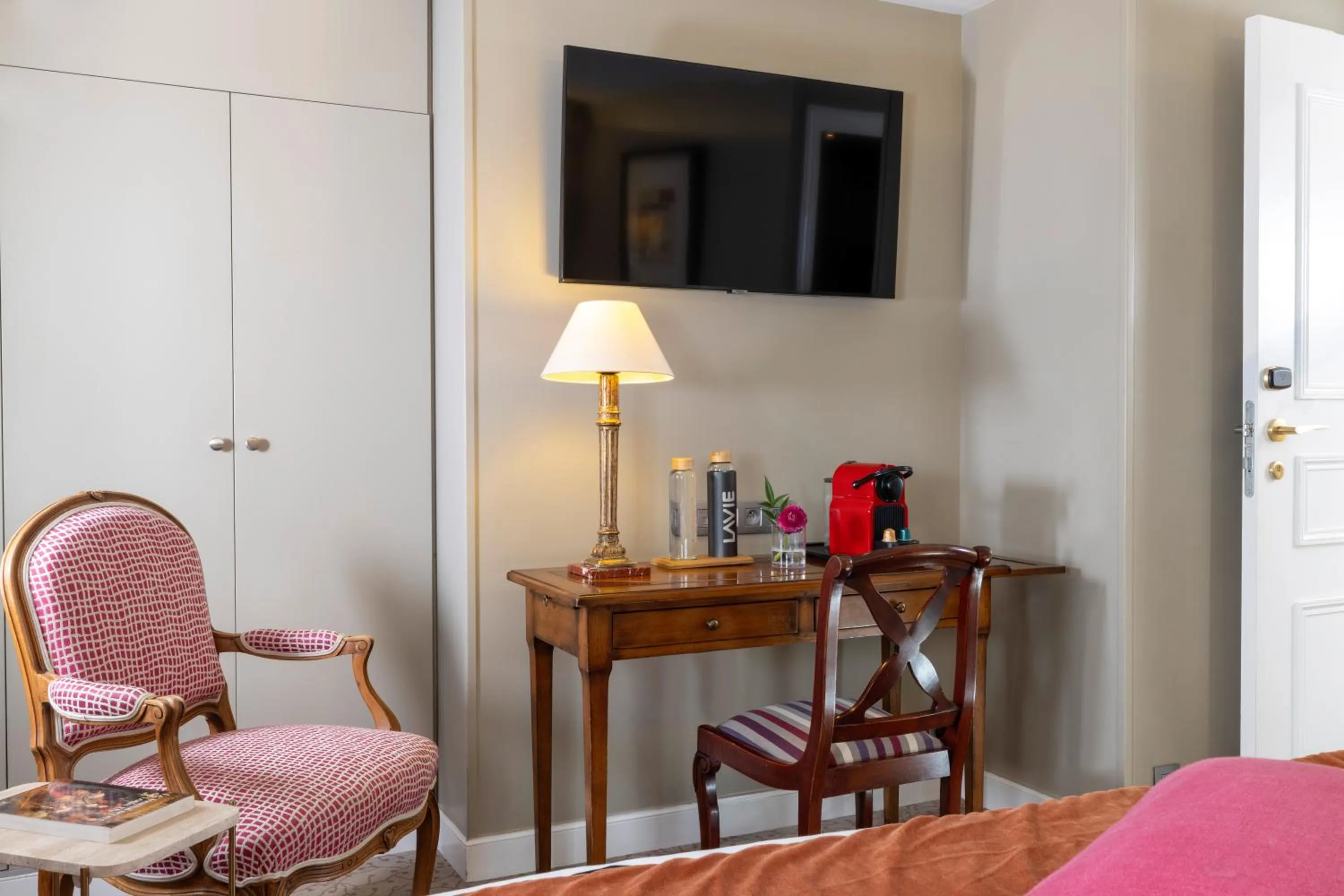 TV and multimedia in Hôtel Le Relais des Halles