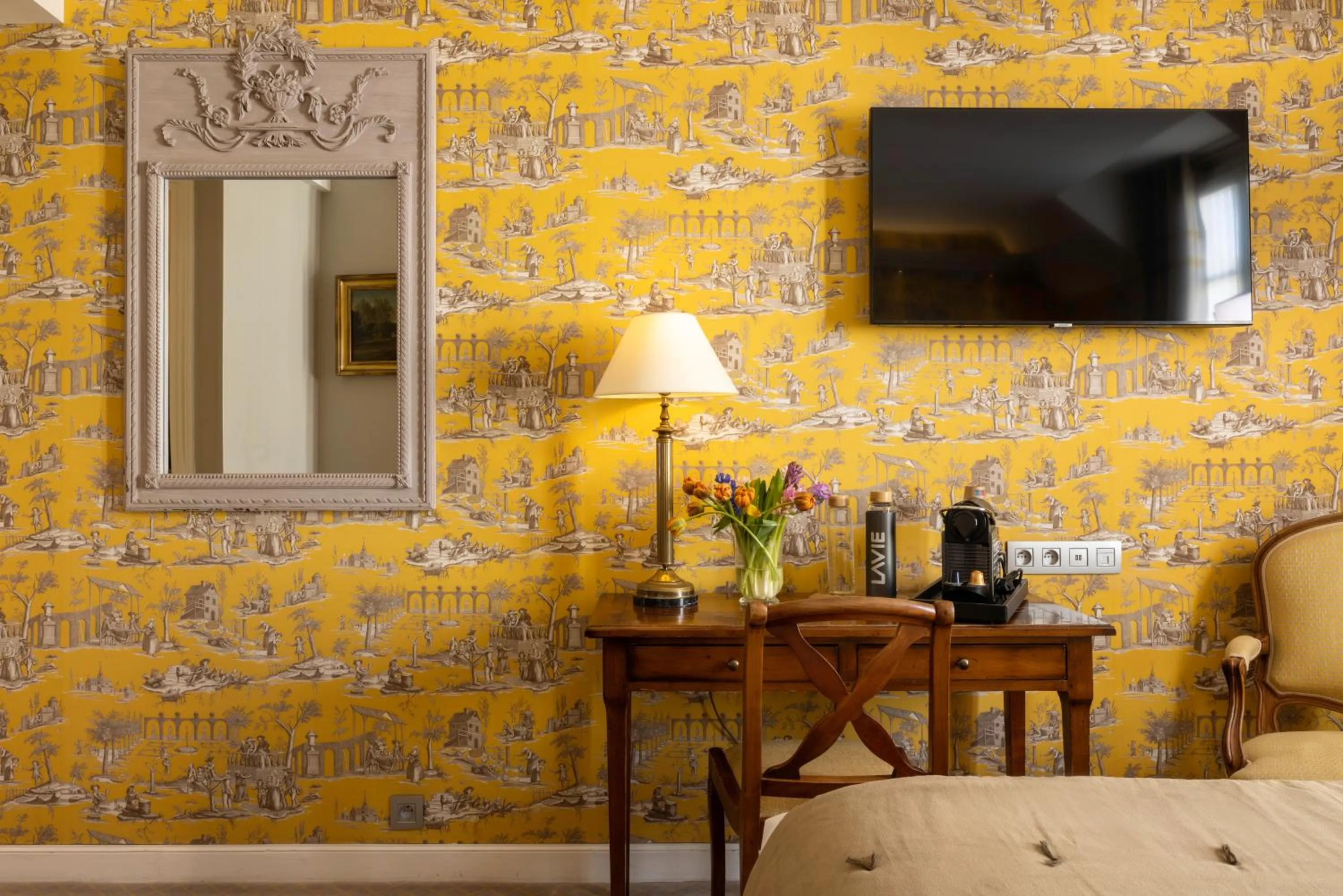 TV and multimedia in Hôtel Le Relais des Halles