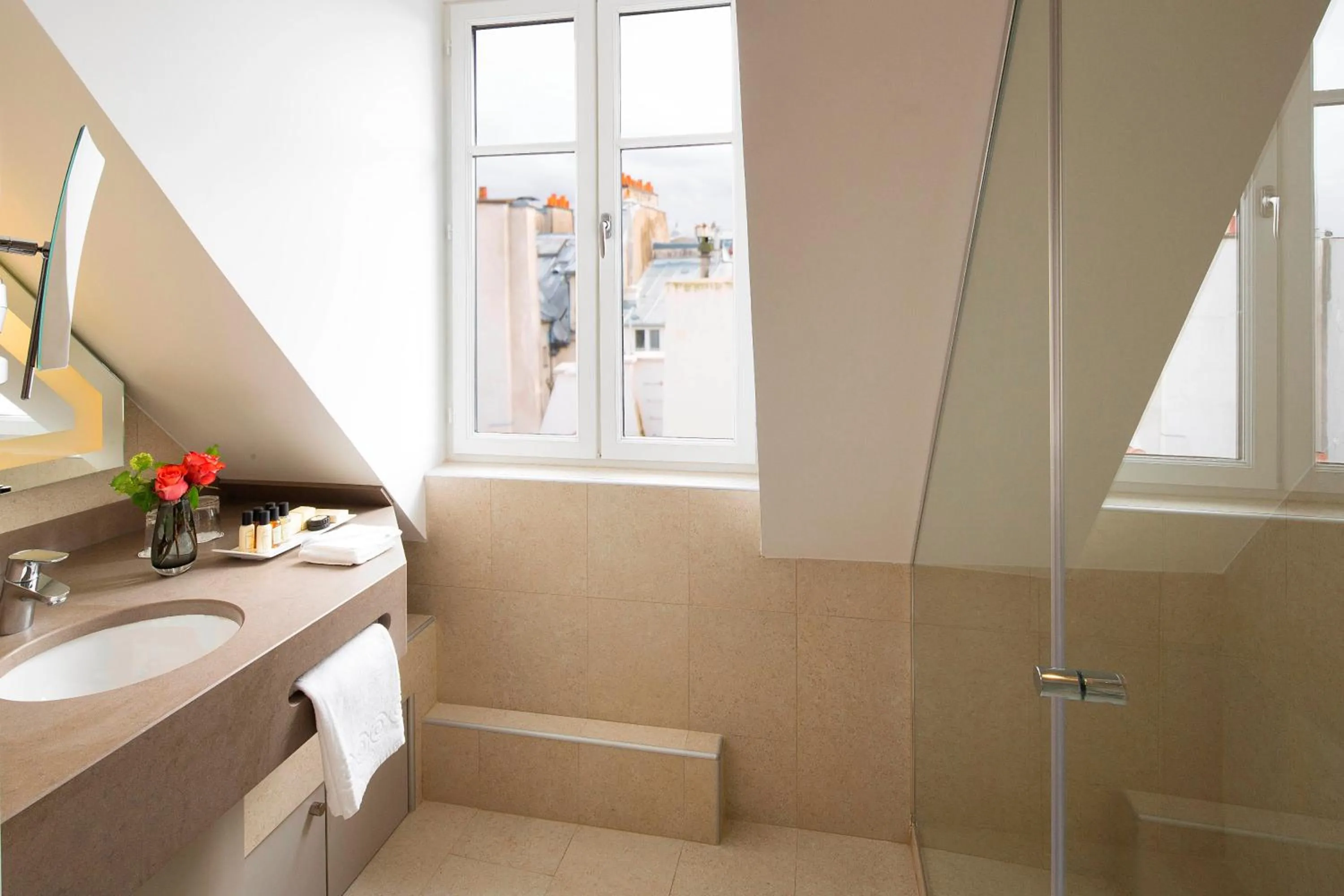 Bathroom in Hôtel Le Relais des Halles