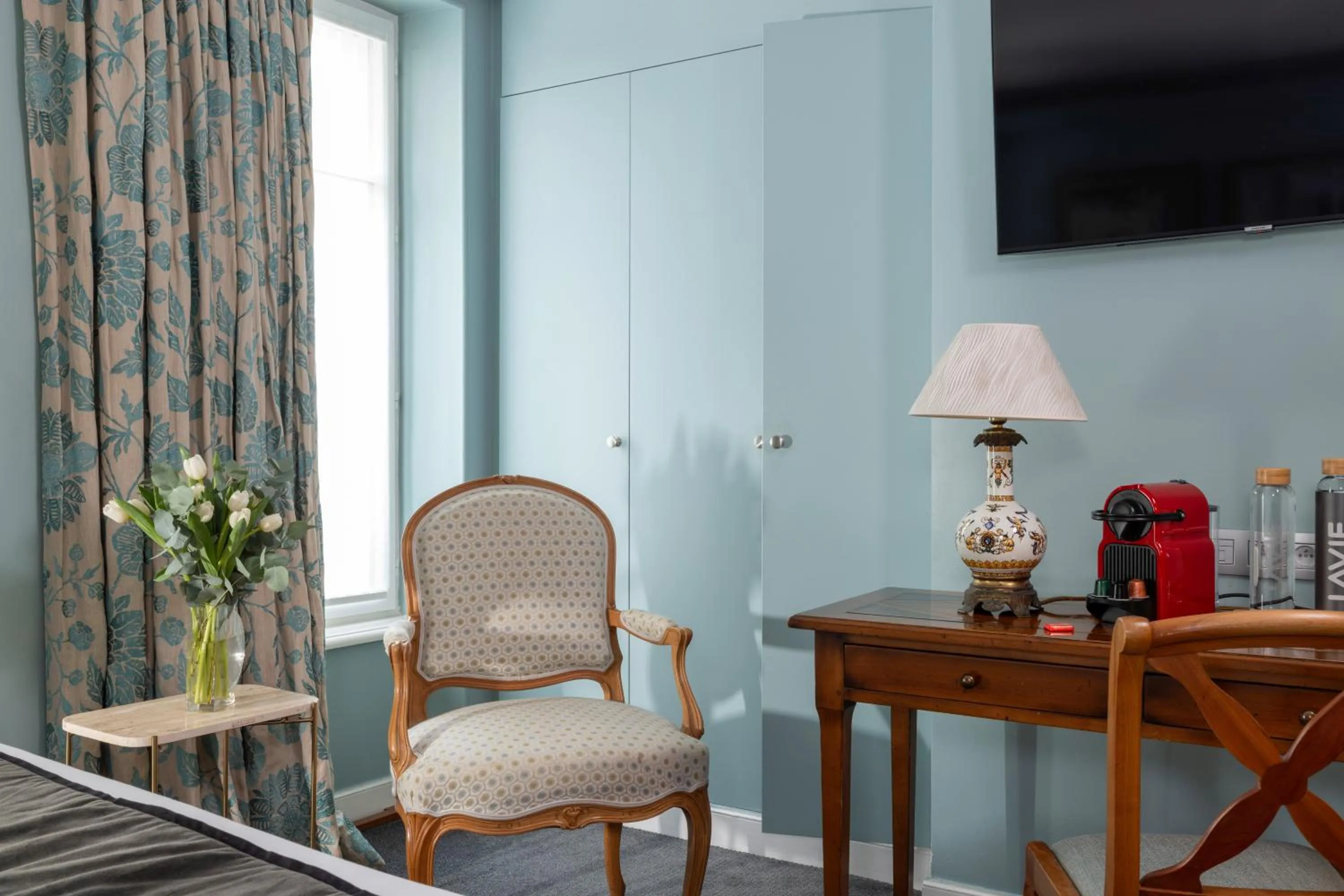 TV and multimedia in Hôtel Le Relais des Halles