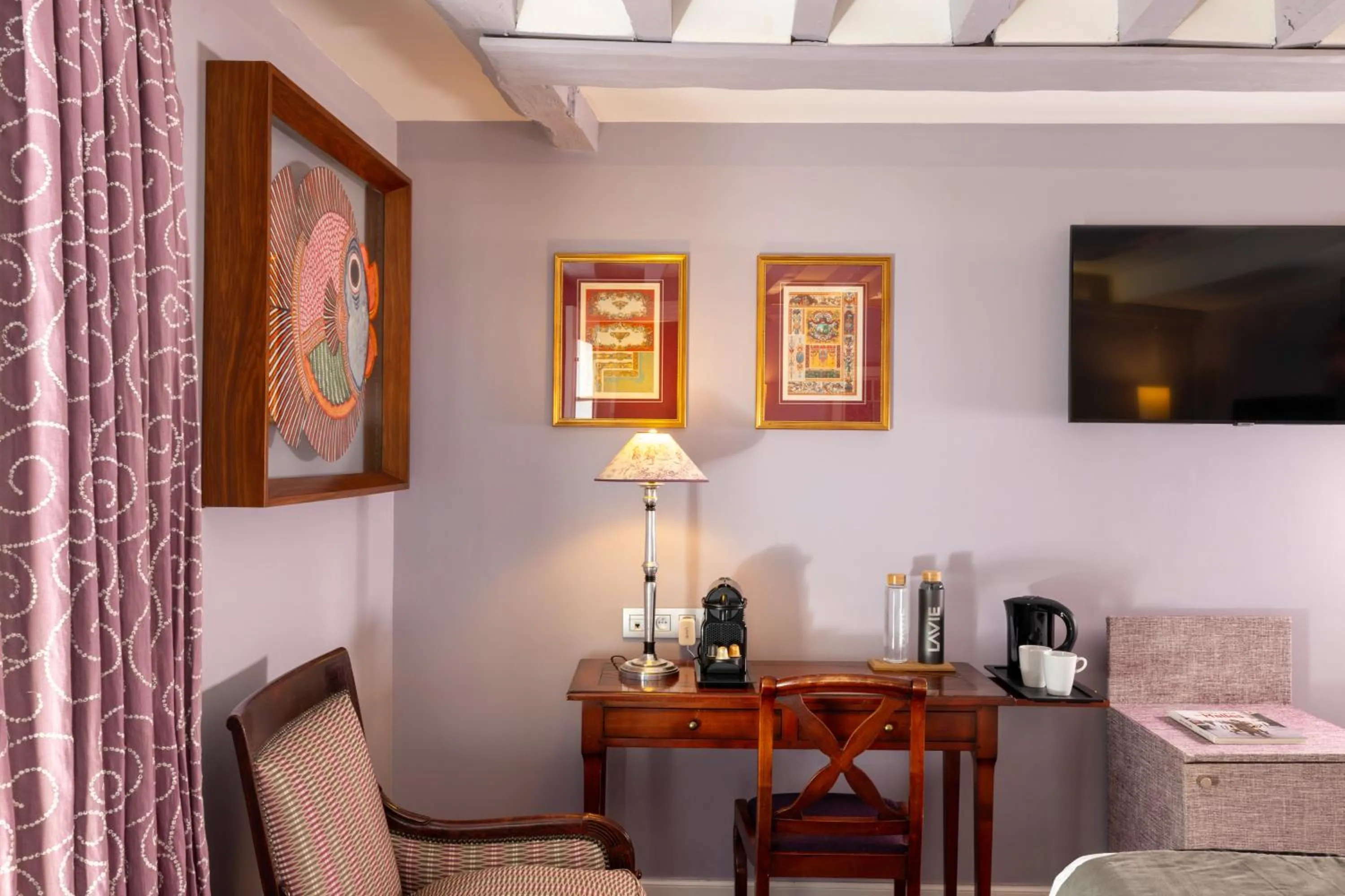 TV and multimedia in Hôtel Le Relais des Halles