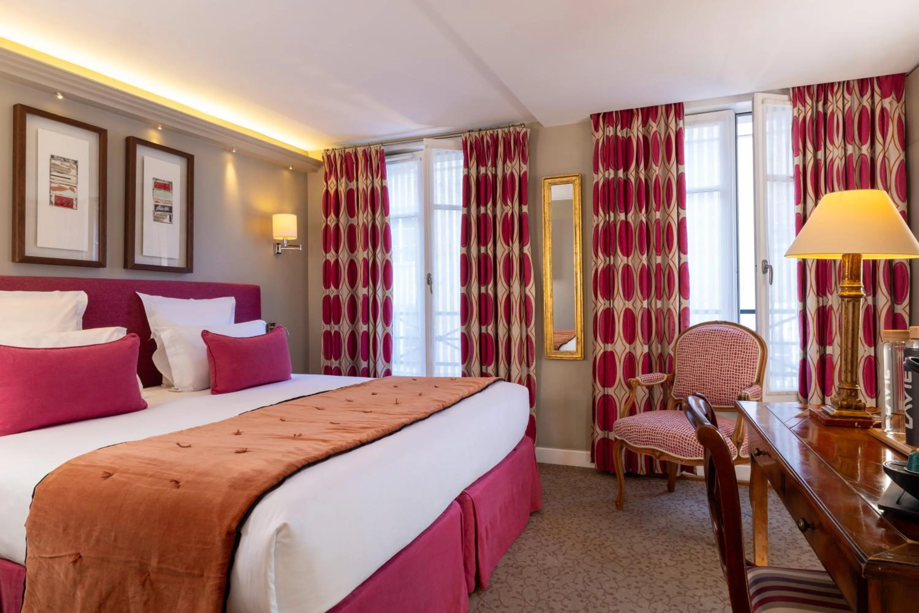 Bed in Hôtel Le Relais des Halles