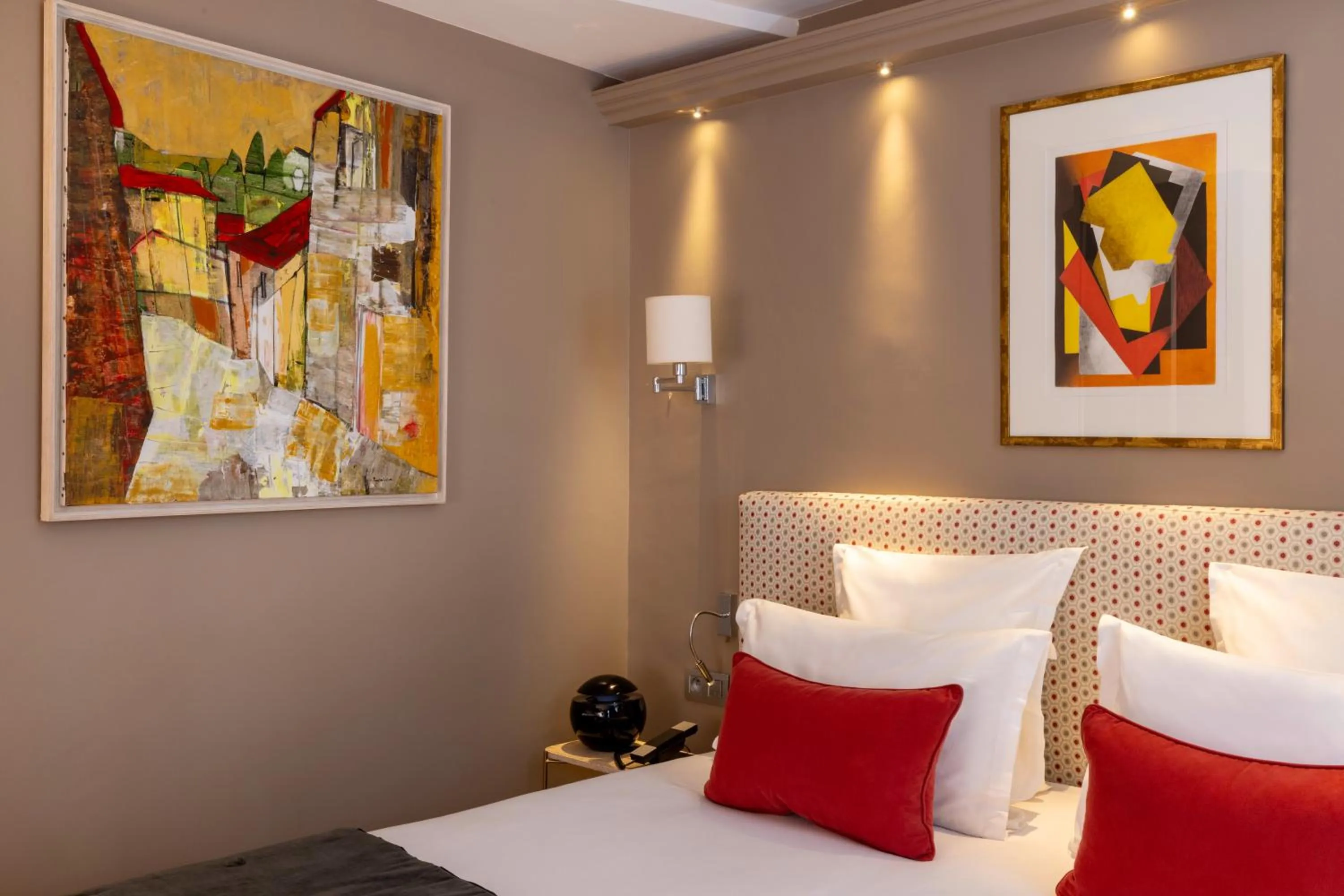 Bed in Hôtel Le Relais des Halles