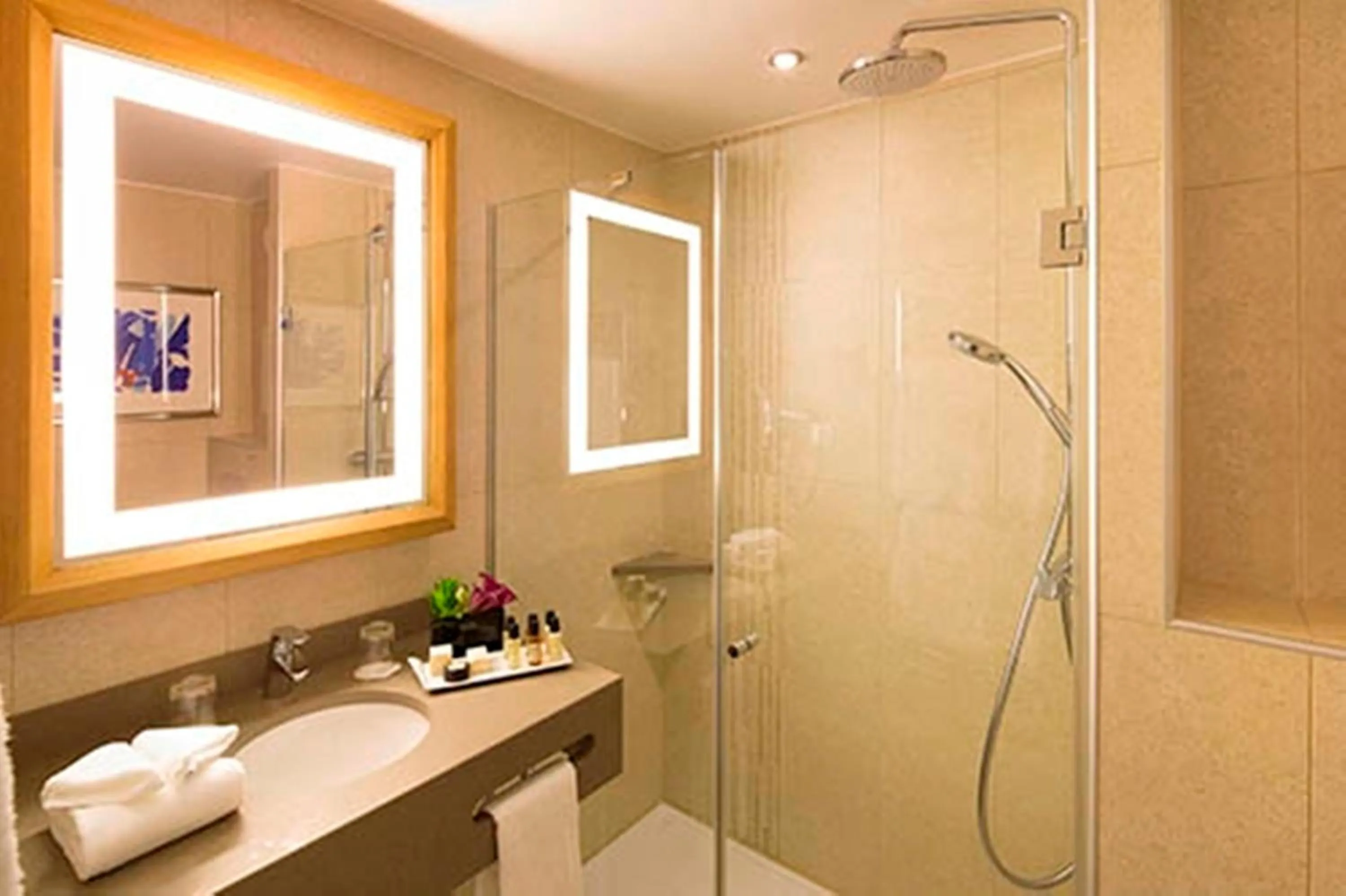 Bathroom in Hôtel Le Relais des Halles