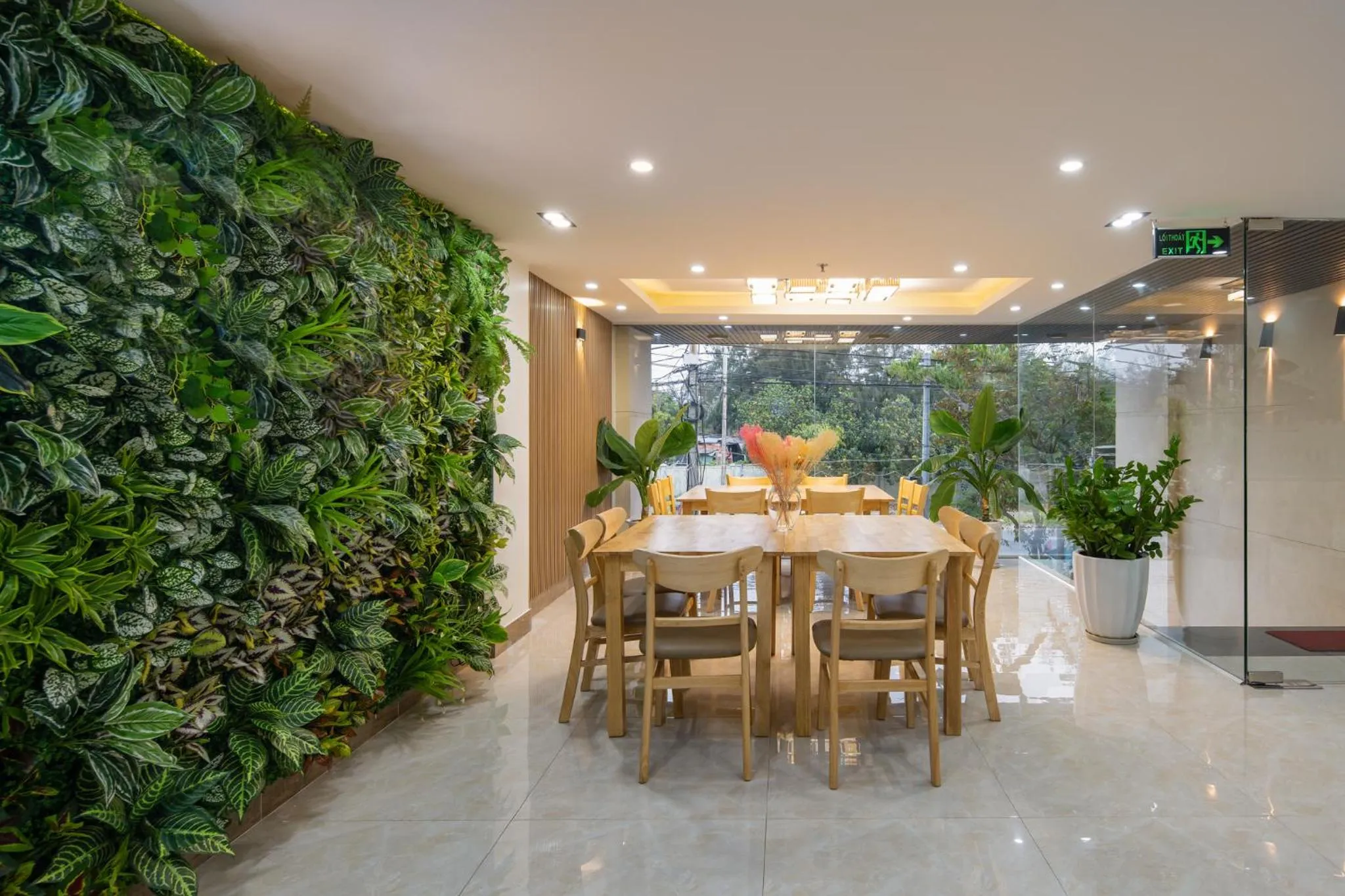 Restaurant/places to eat in Suri Apartment & Hotel Danang