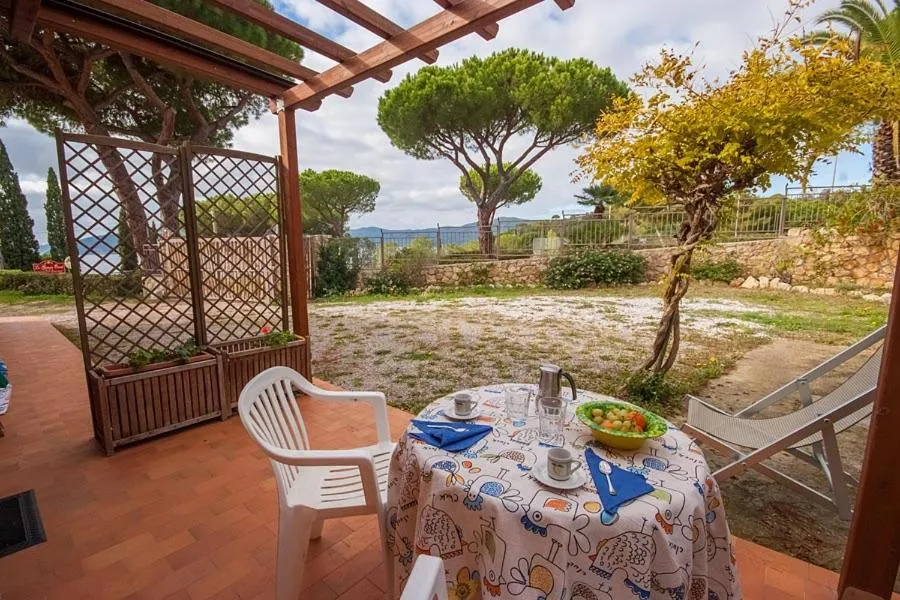 Patio in Residence Le Grazie Est