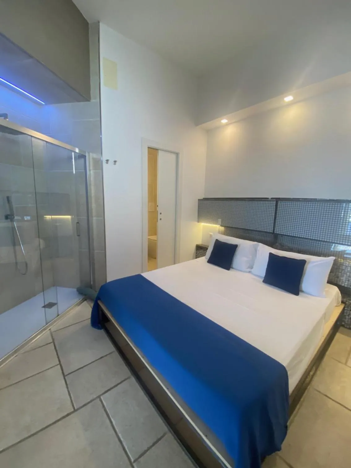 Shower, Bed in Casa Manfredi - Manfredi Homes&Villas