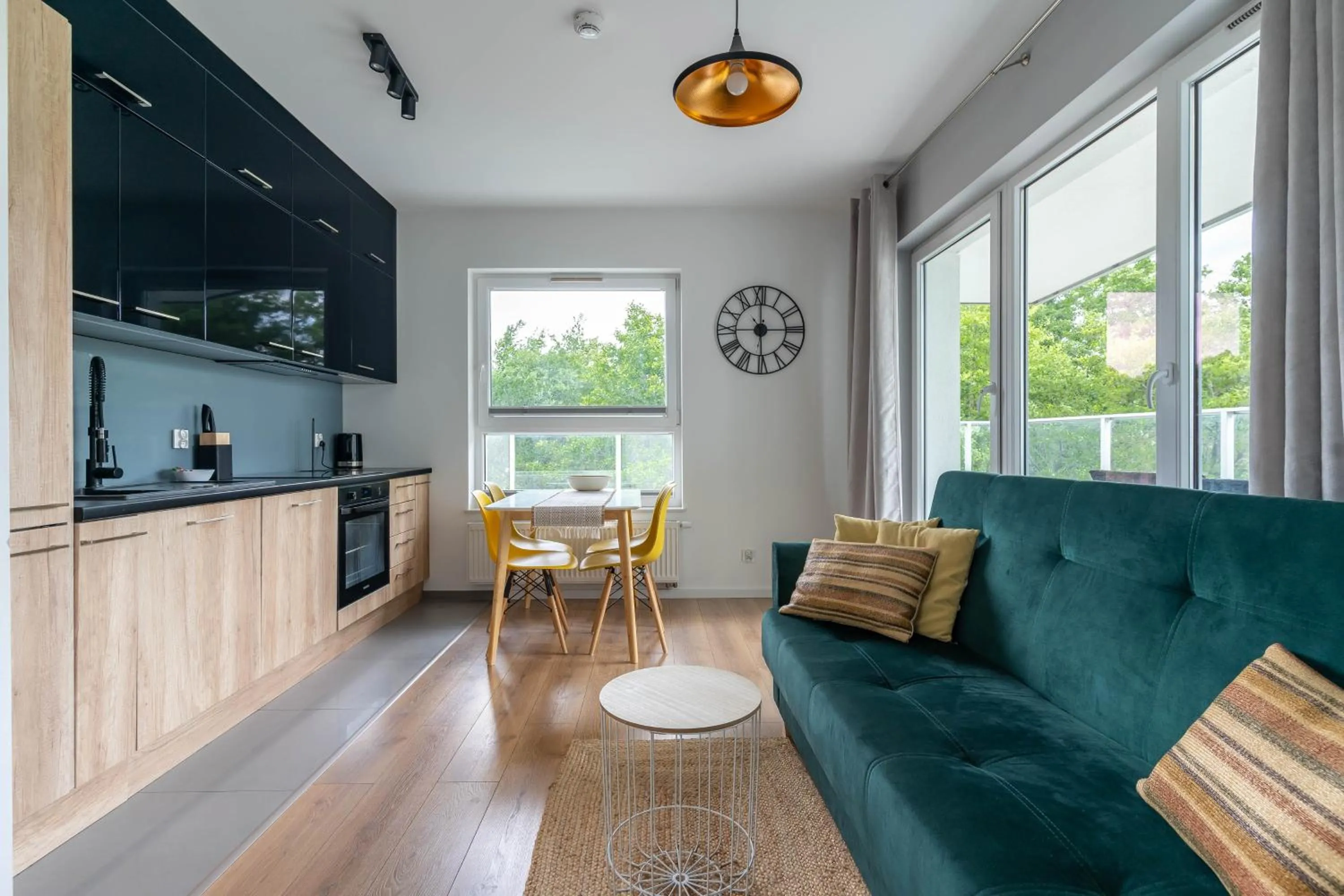 Kitchen or kitchenette in Symphony Baltica Towers Apartamenty