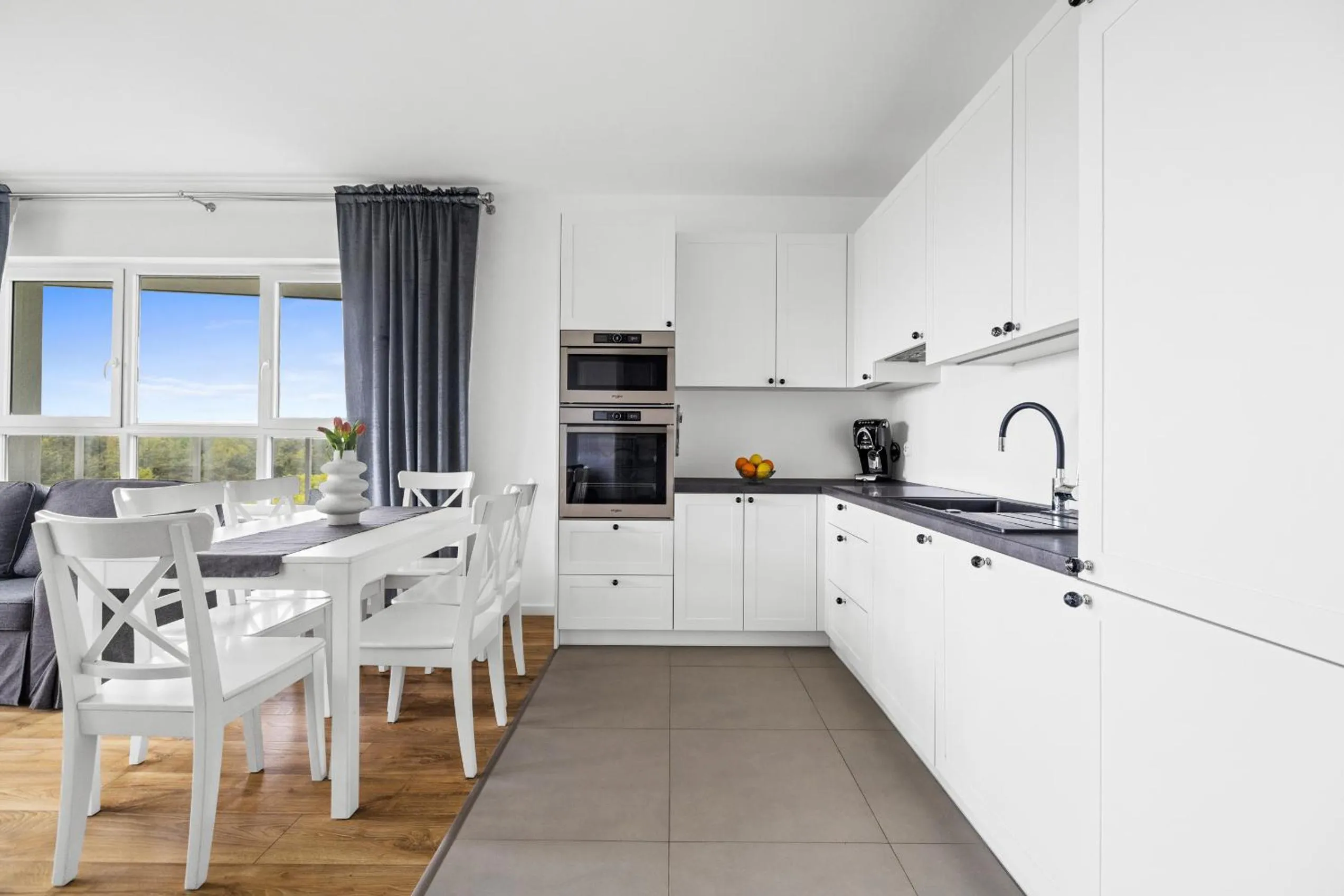 Kitchen or kitchenette in Symphony Baltica Towers Apartamenty