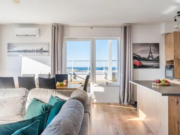 Kitchen or kitchenette in Symphony Baltica Towers Apartamenty