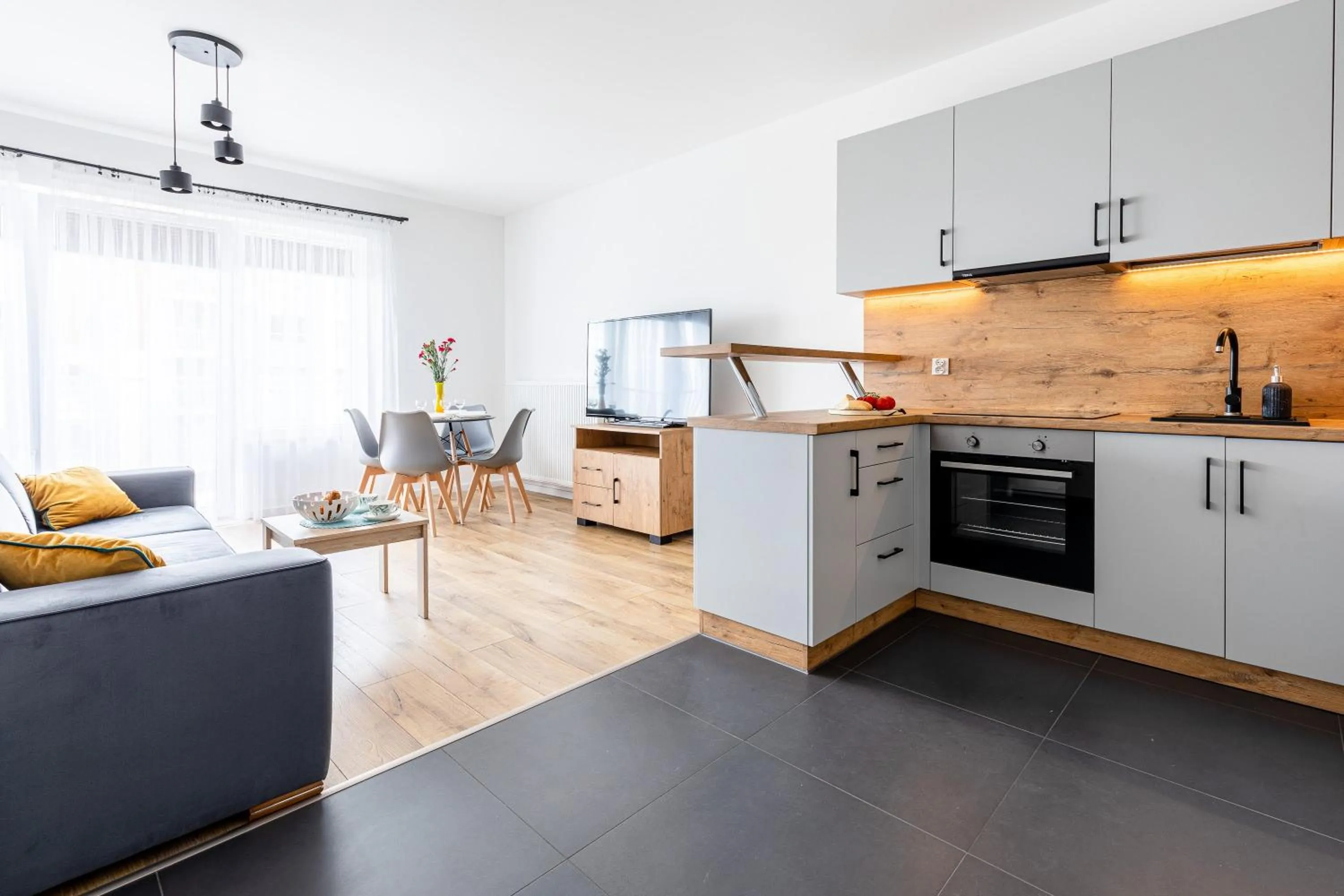 Kitchen or kitchenette in Symphony Baltica Towers Apartamenty