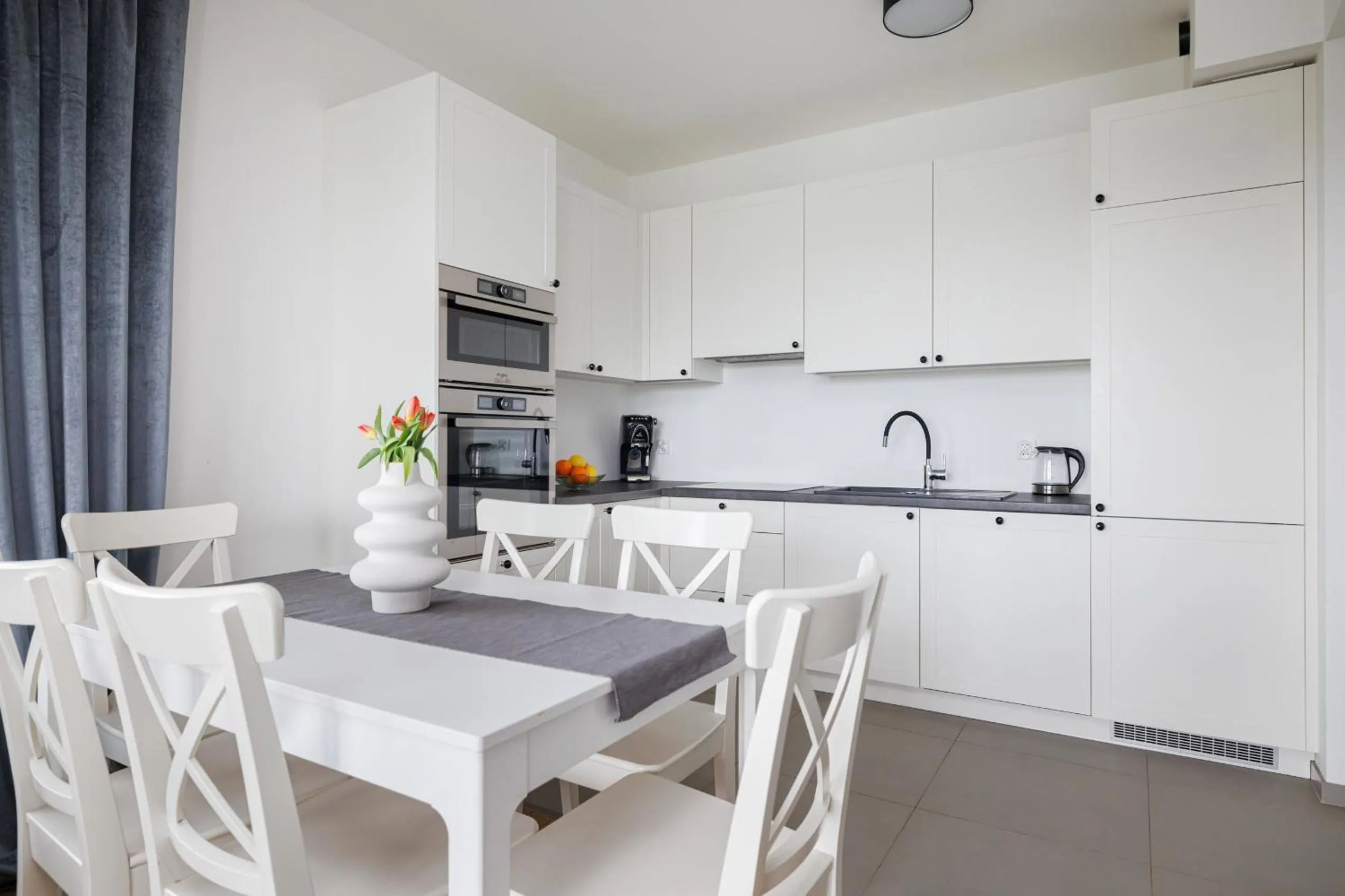 Kitchen or kitchenette in Symphony Baltica Towers Apartamenty