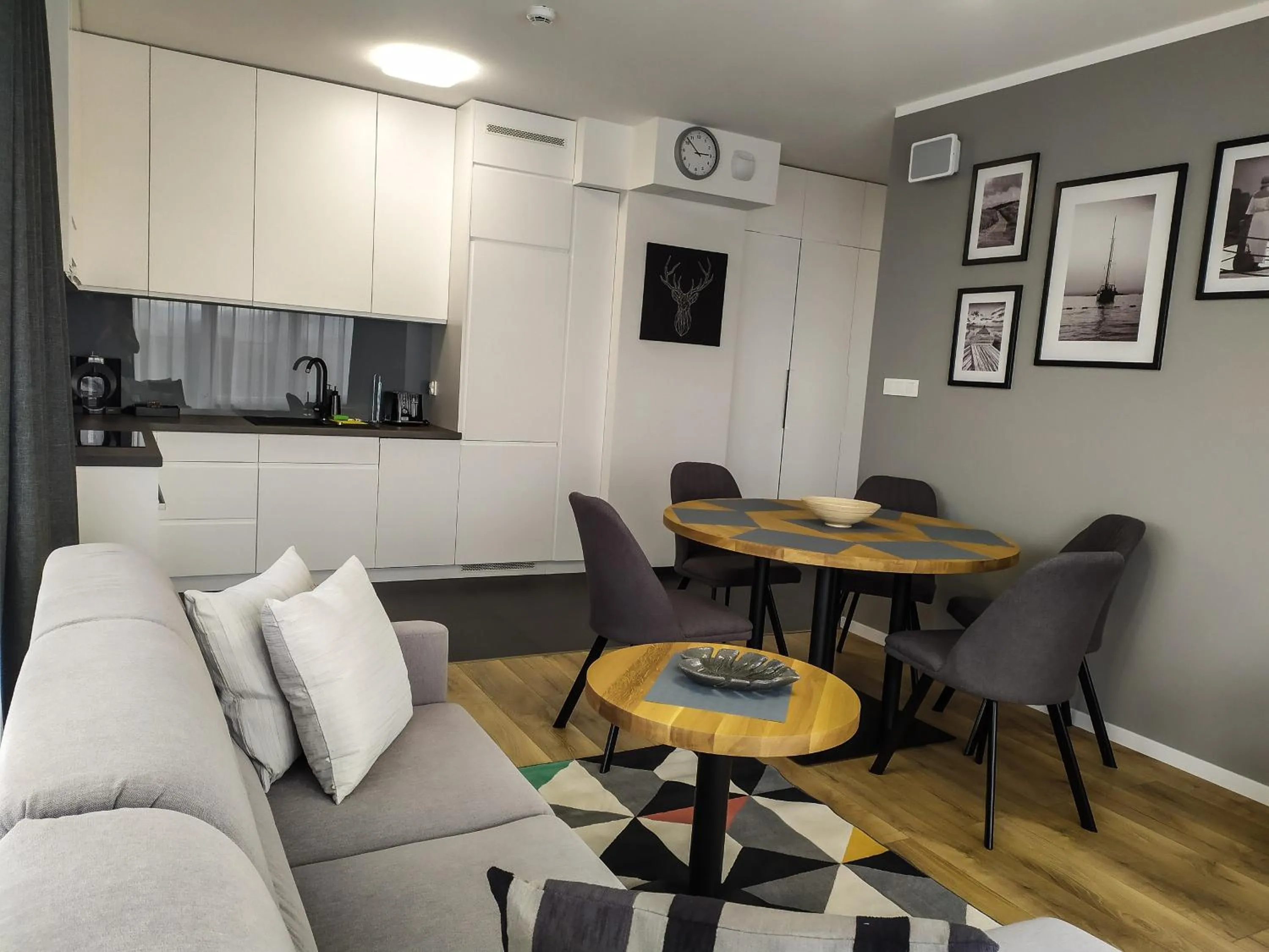 Kitchen or kitchenette in Symphony Baltica Towers Apartamenty