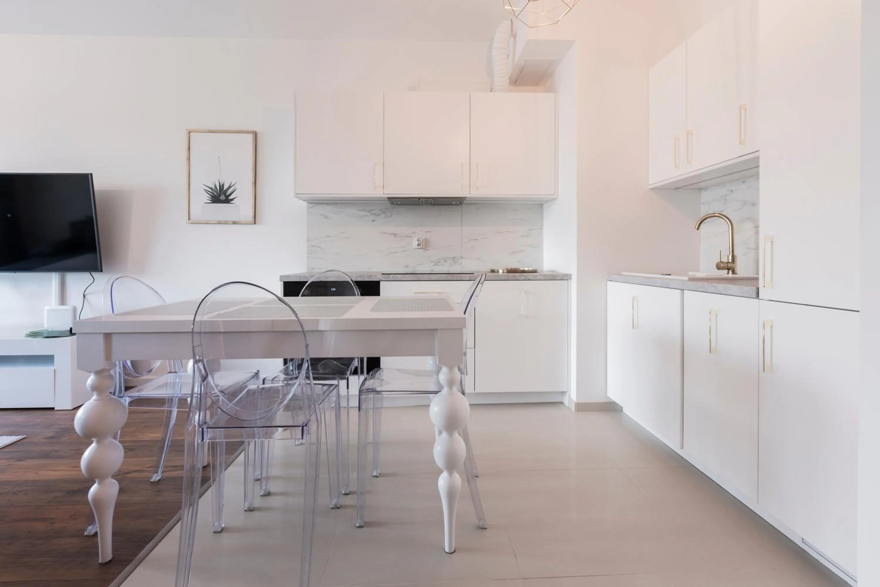 Kitchen or kitchenette in Symphony Baltica Towers Apartamenty