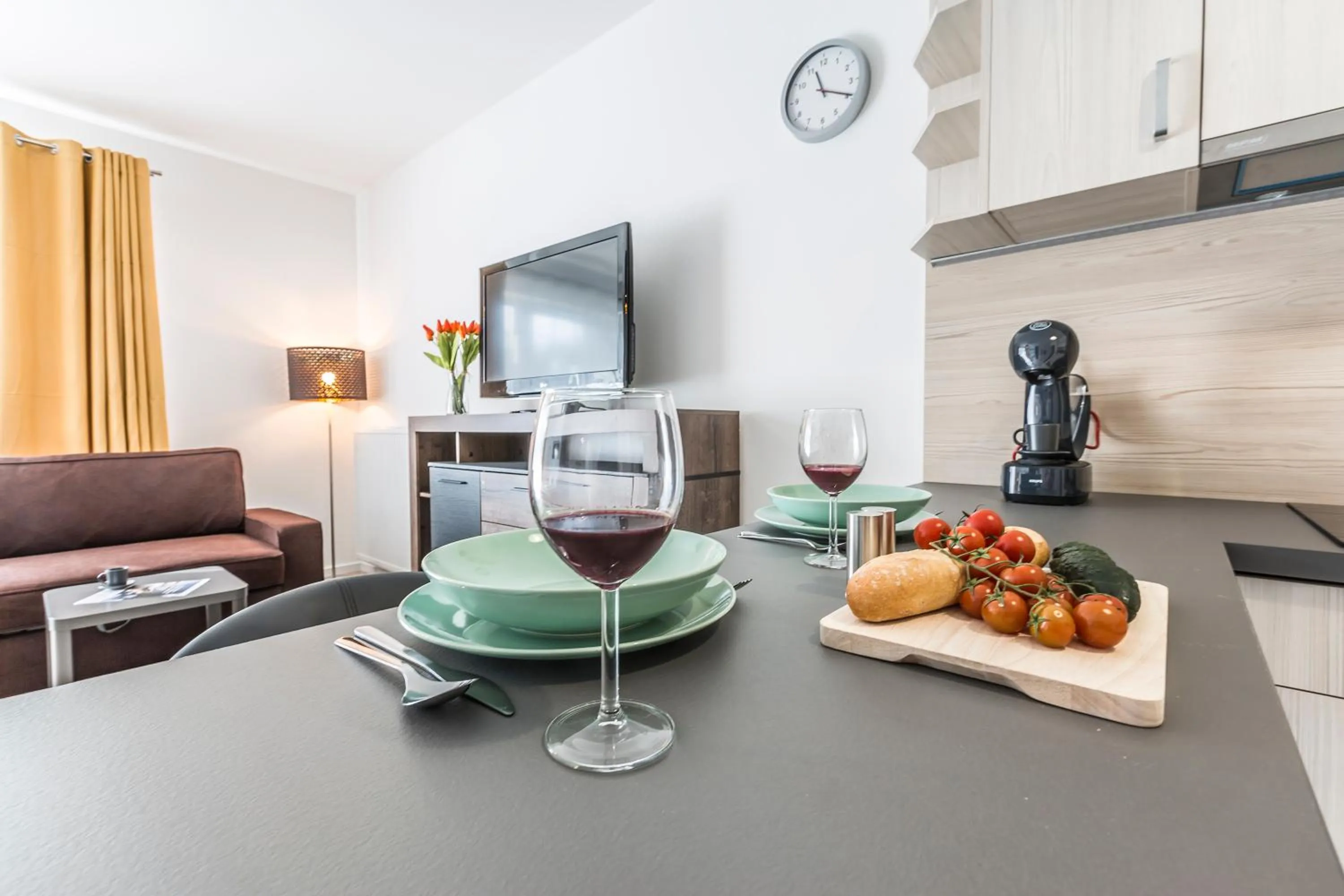 Kitchen or kitchenette in Symphony Baltica Towers Apartamenty