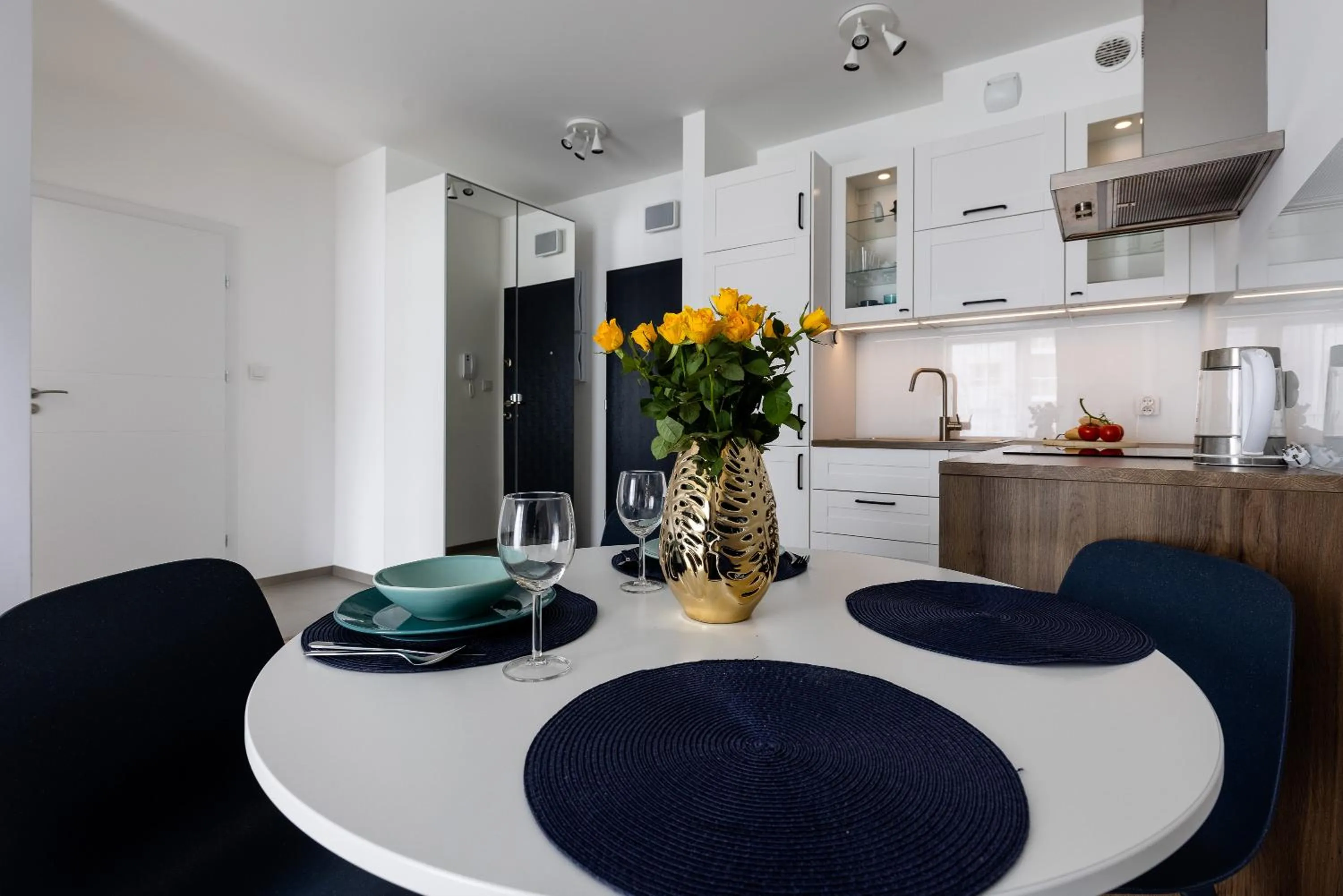 Kitchen or kitchenette in Symphony Baltica Towers Apartamenty