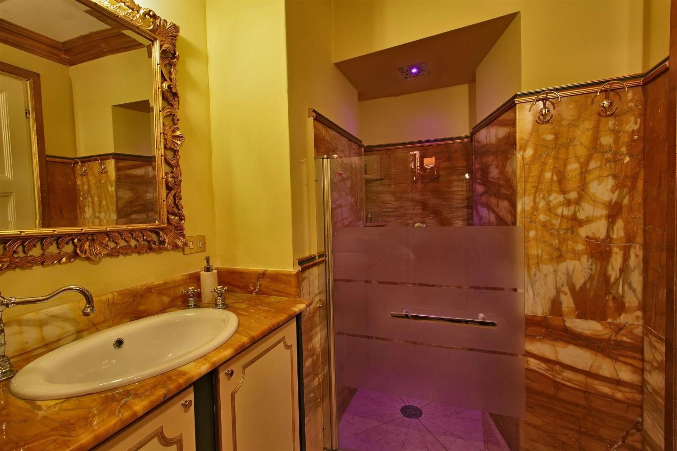 Bathroom in Residenze Gregoriane - Residenza d'Epoca