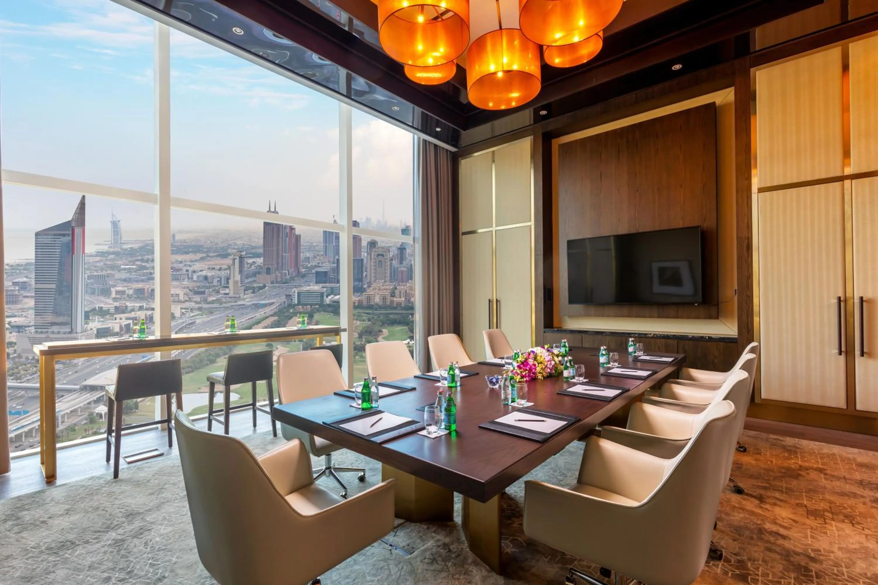 Business facilities in Taj Jumeirah Lakes Towers