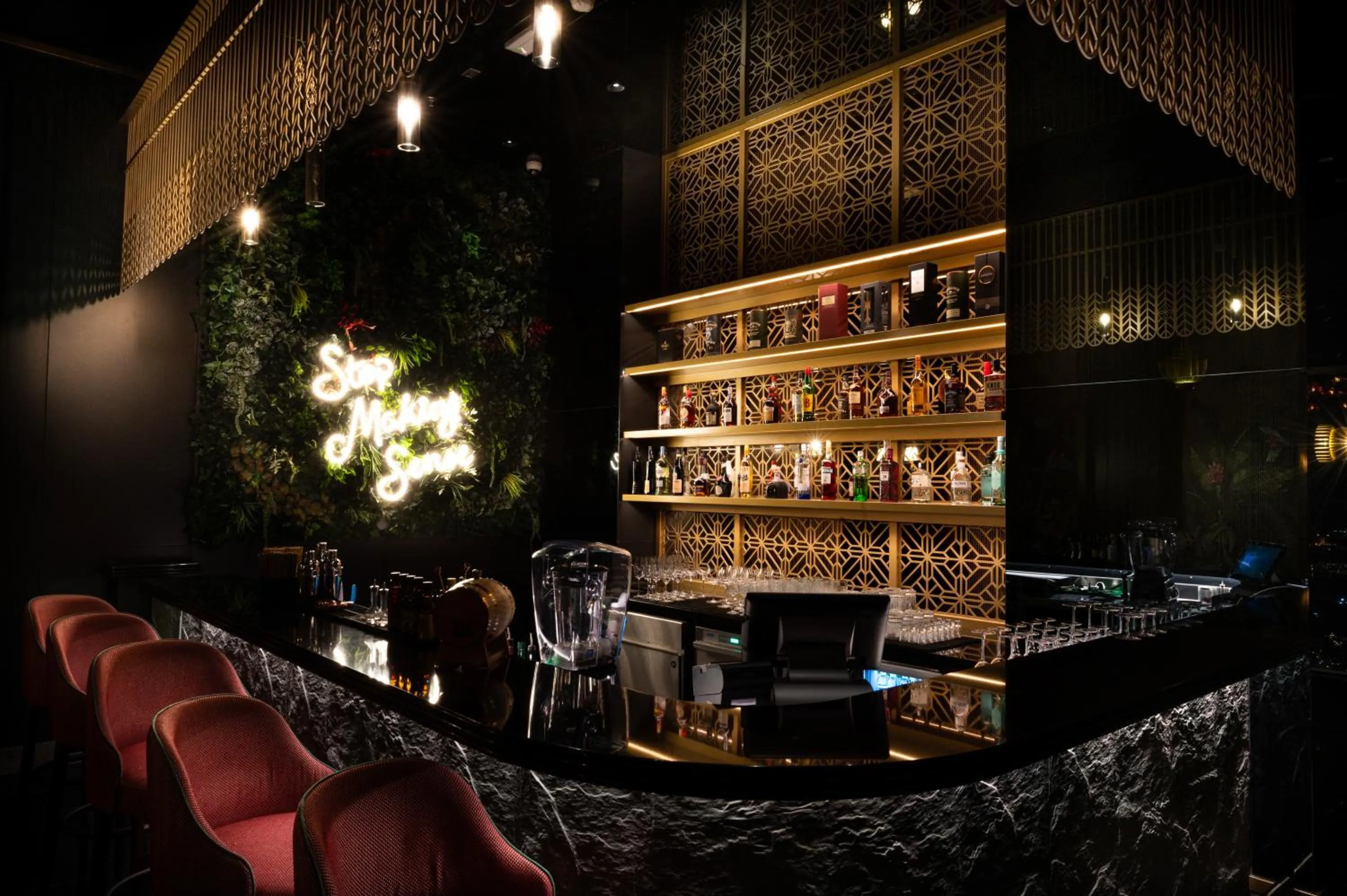 Restaurant/places to eat in Taj Jumeirah Lakes Towers