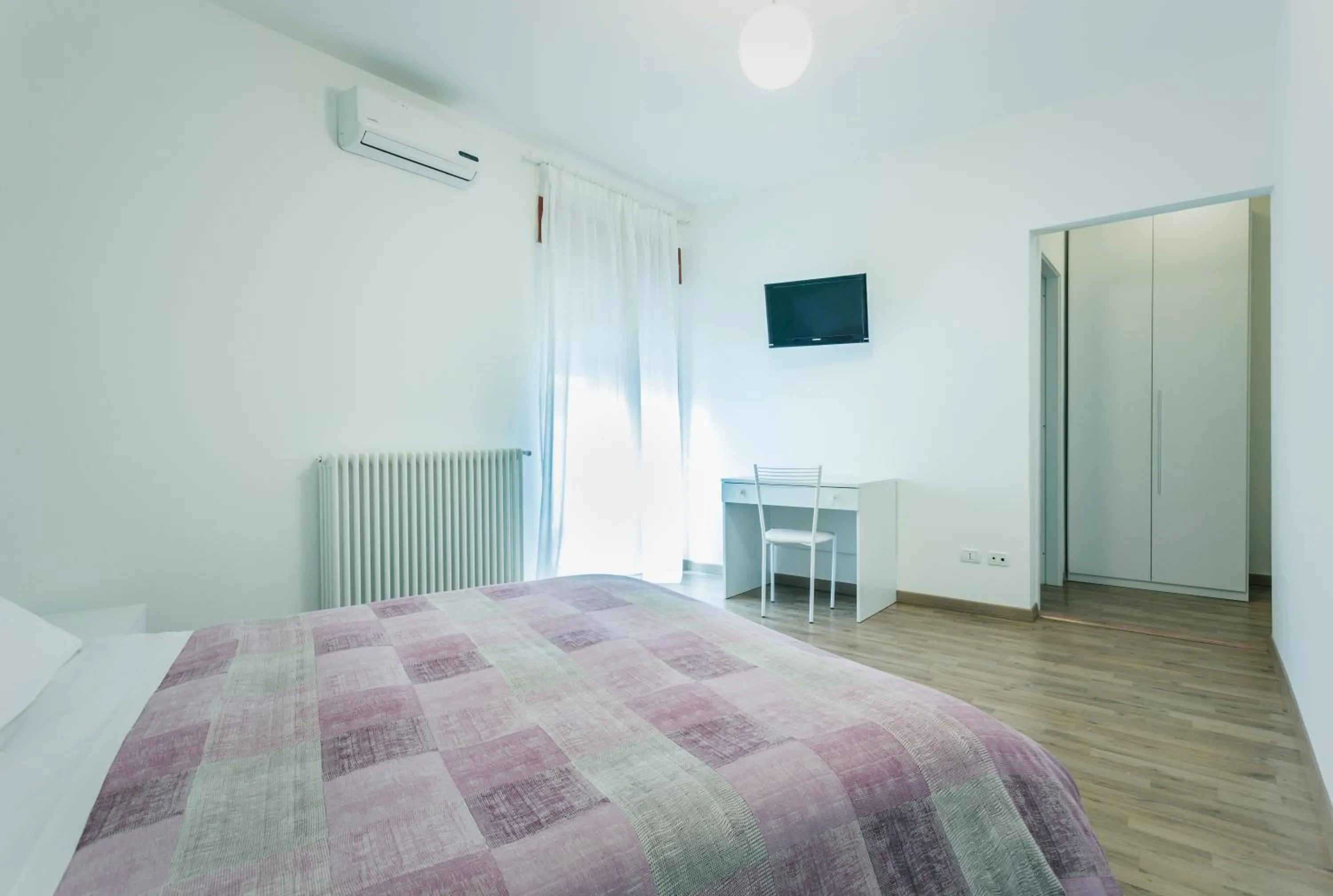 Photo of the whole room, Bed in La Postale