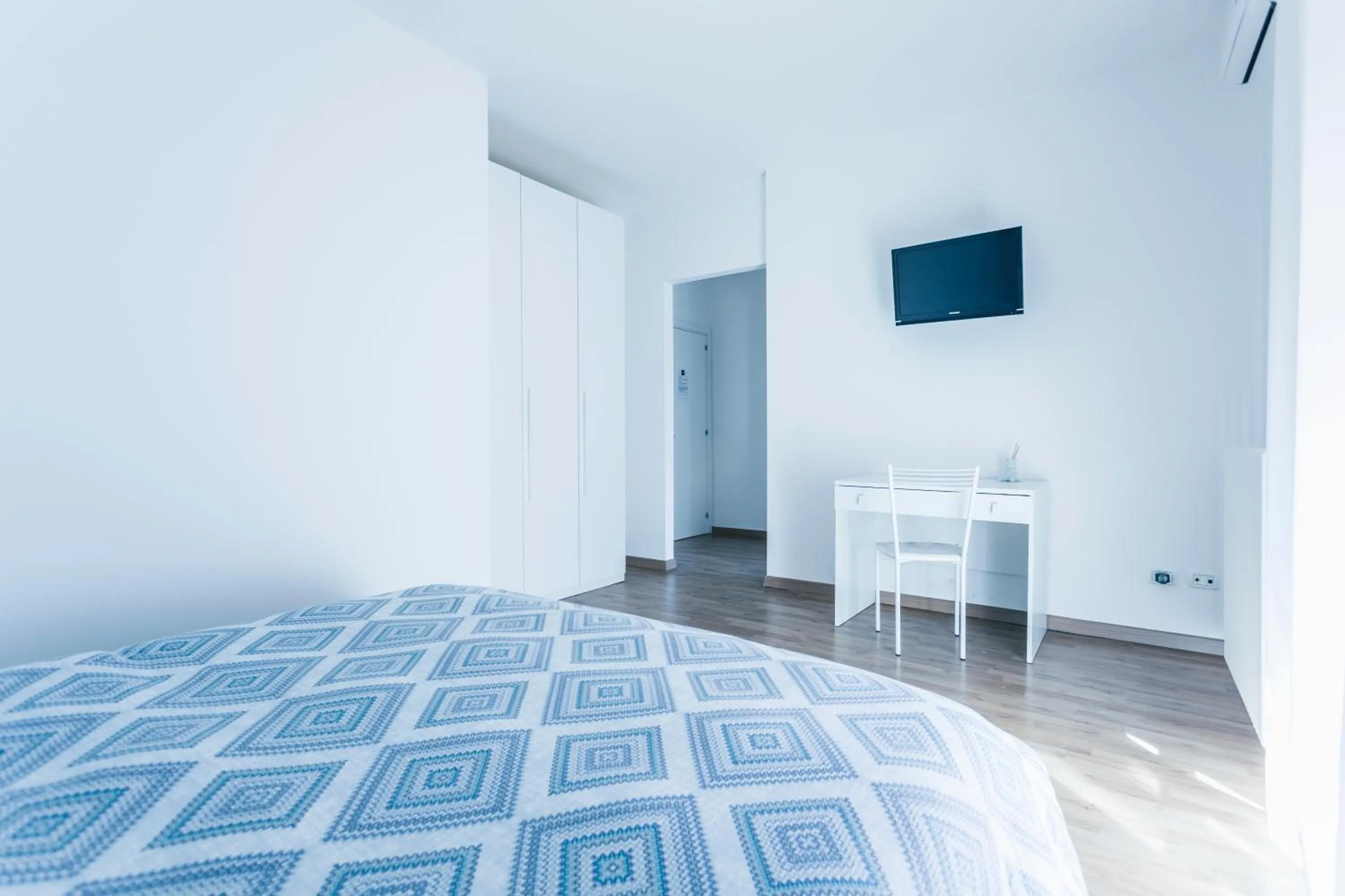 Photo of the whole room, Bed in La Postale