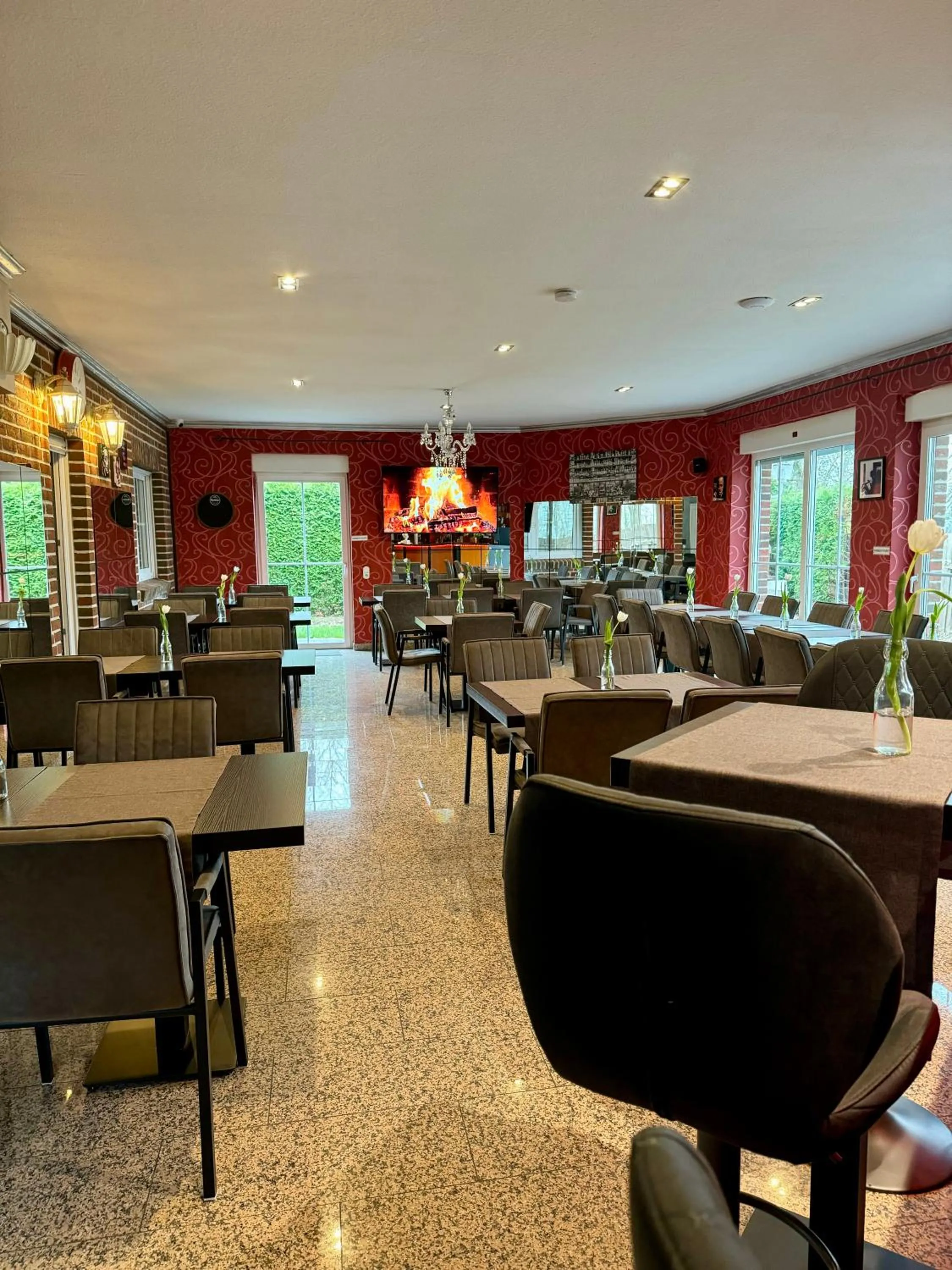 Restaurant/places to eat in DUA Hotel