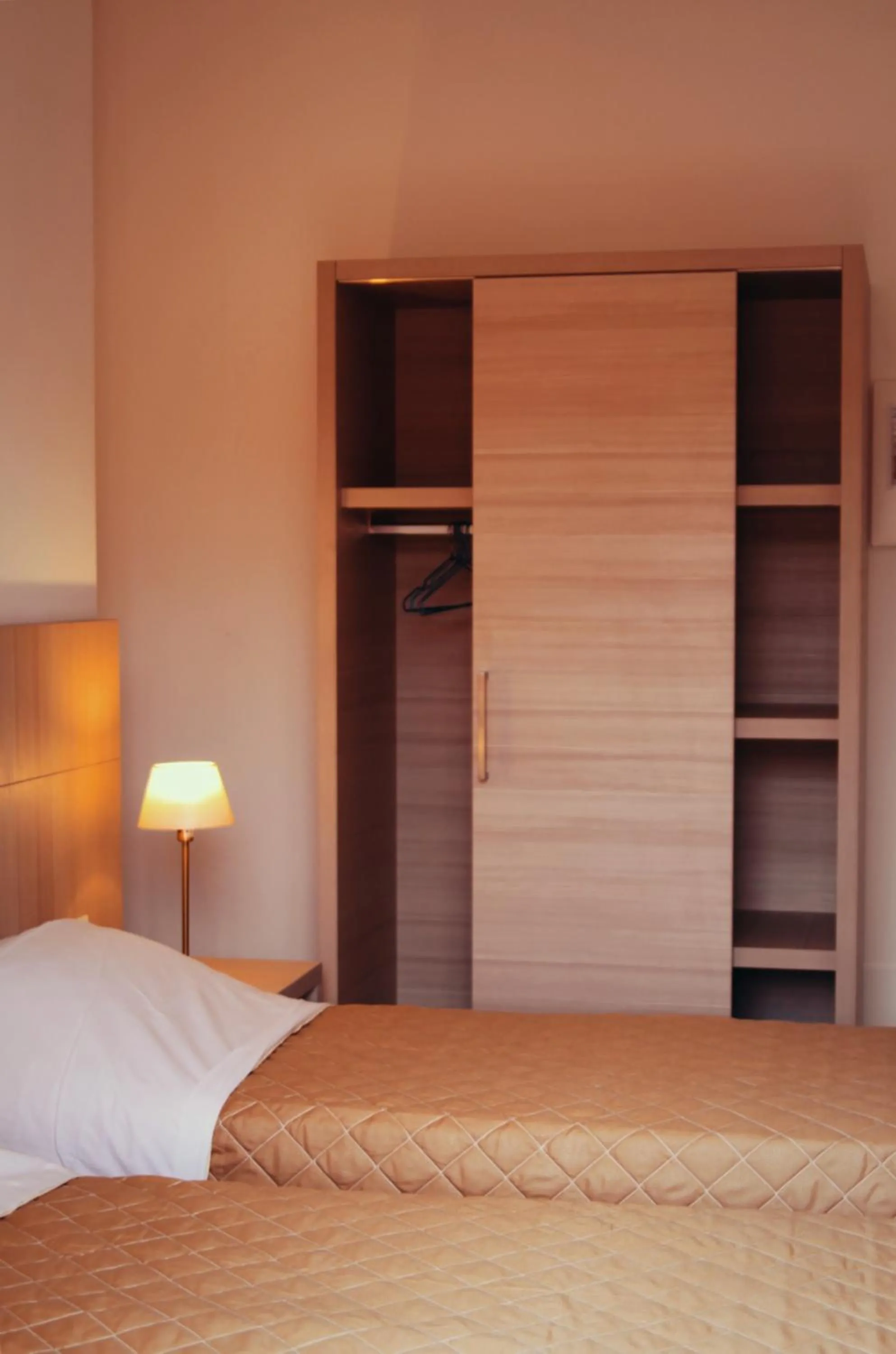 Bed in Santa Barbara hotel & apartments