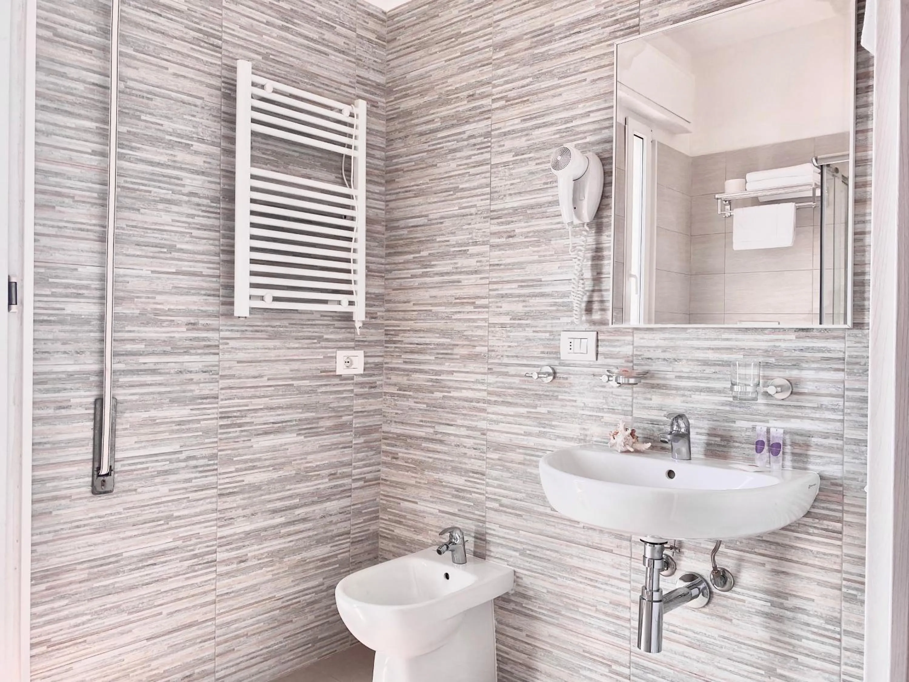 Bathroom in Santa Barbara hotel & apartments