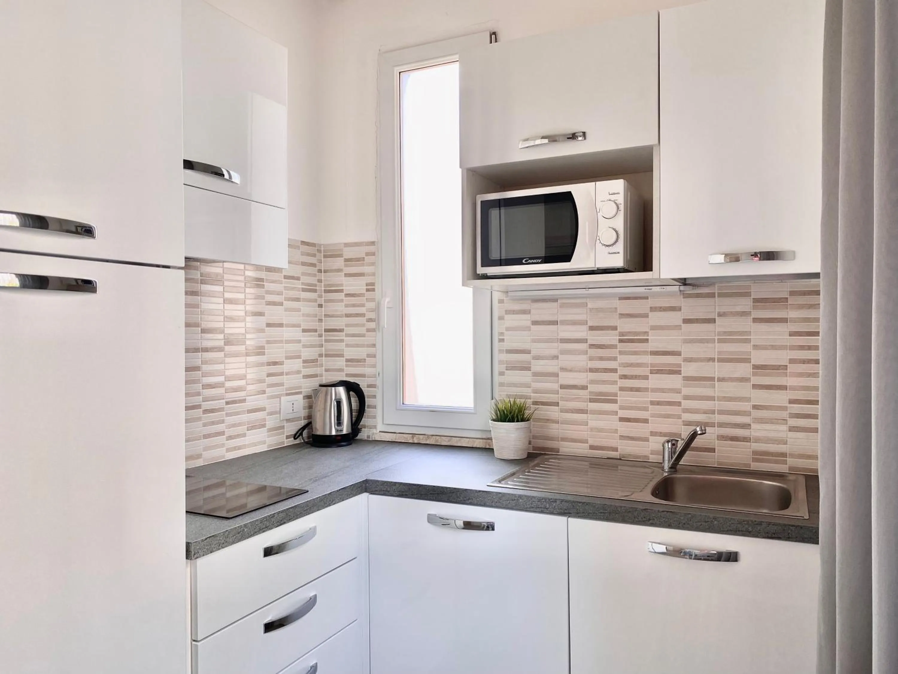 Kitchen or kitchenette in Santa Barbara hotel & apartments