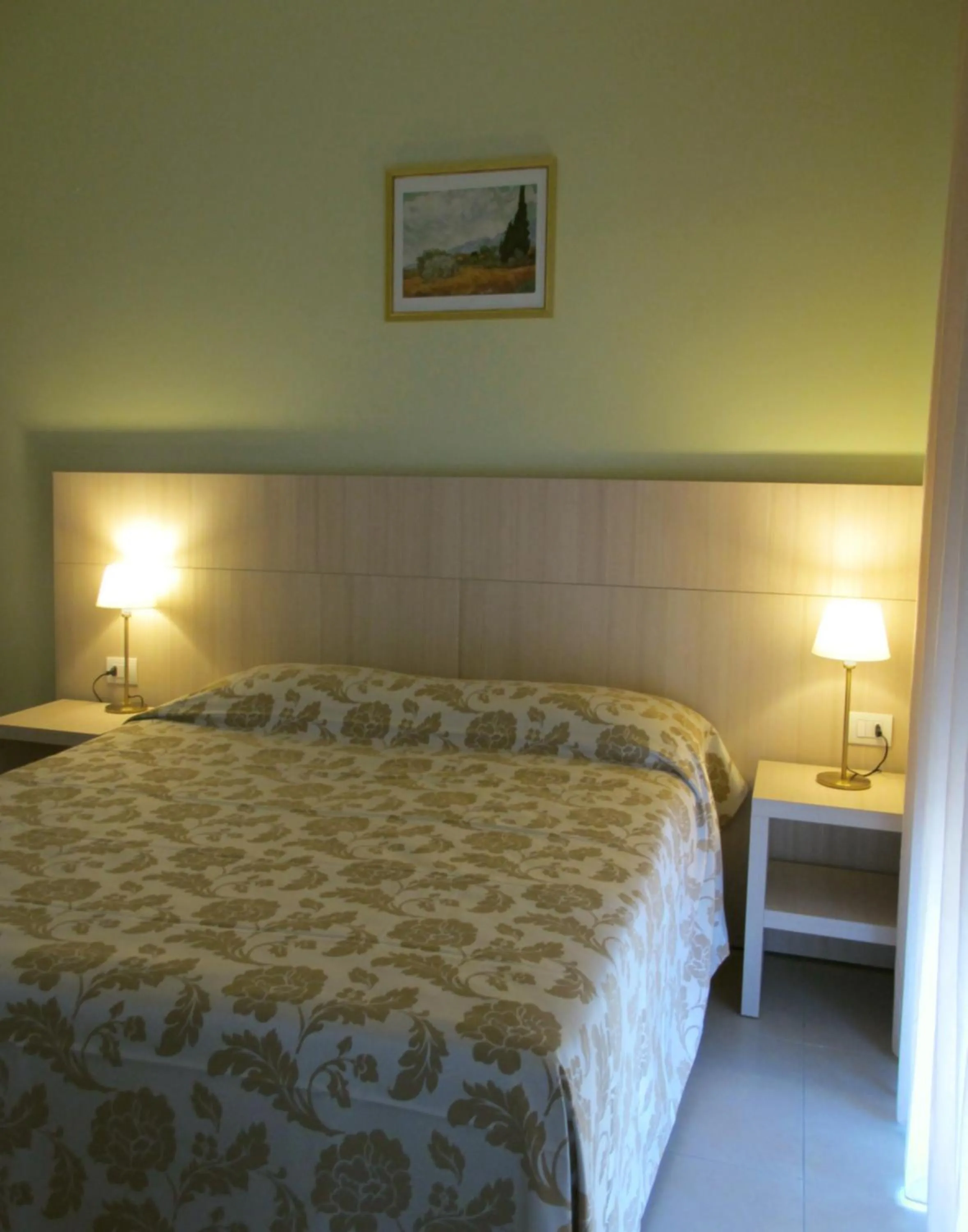 Bed in Santa Barbara hotel & apartments