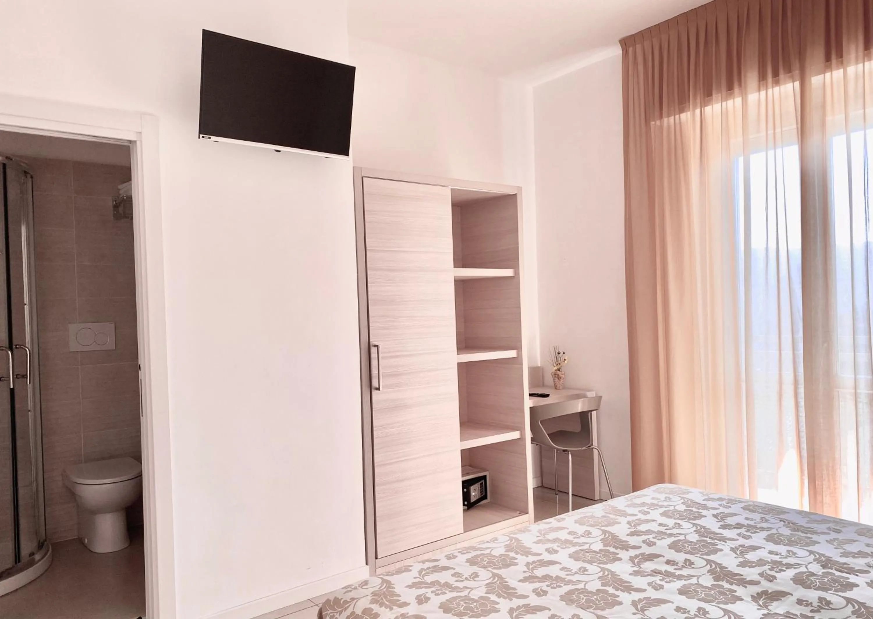 Photo of the whole room, Bed in Santa Barbara hotel & apartments