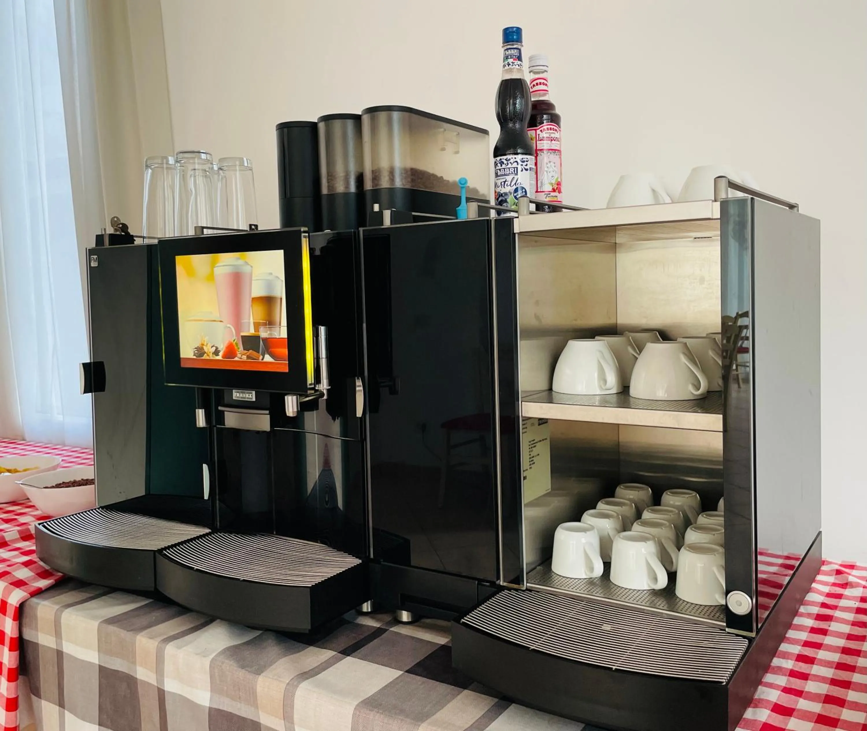 Coffee/tea facilities in Santa Barbara hotel & apartments