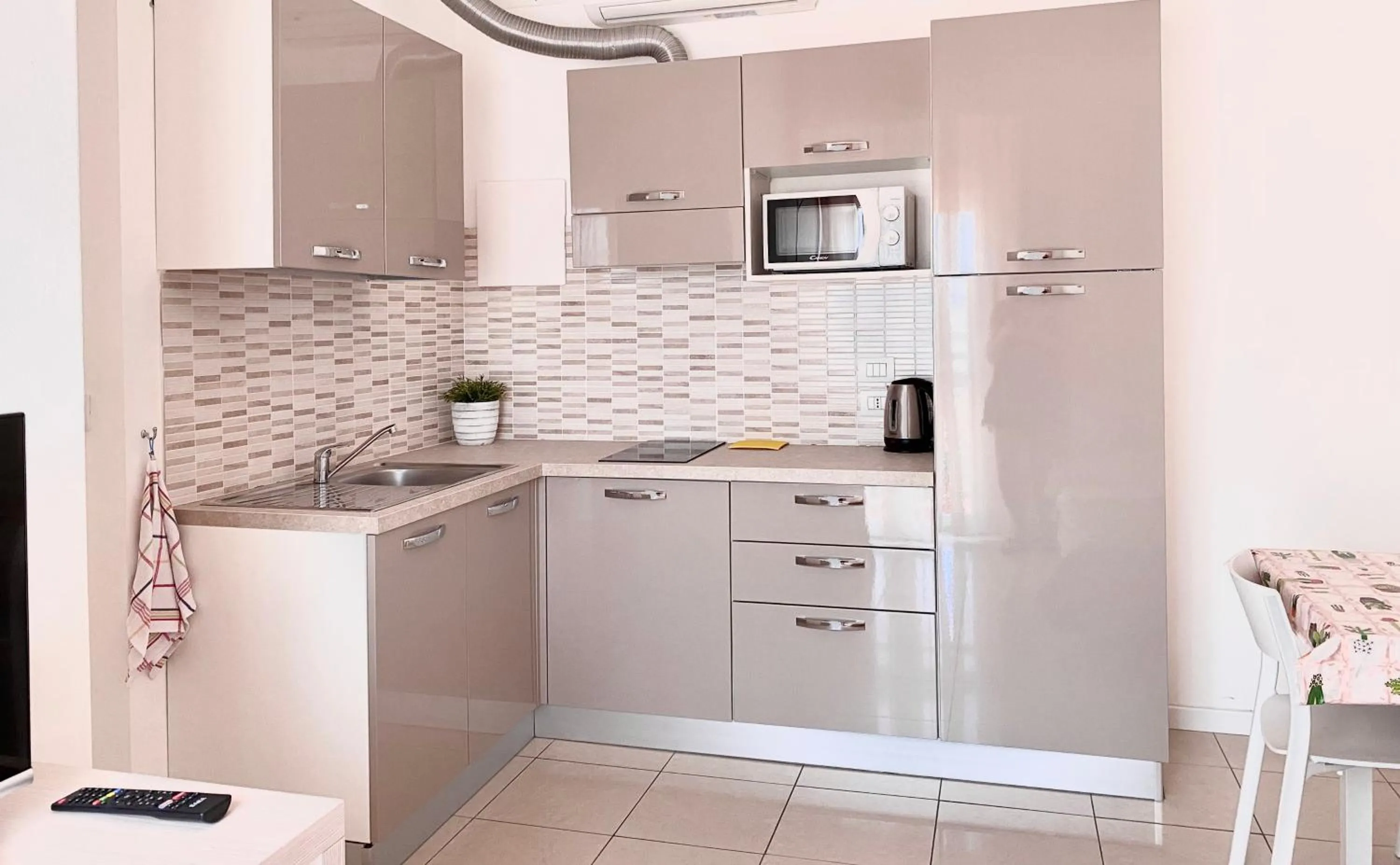 Kitchen or kitchenette in Santa Barbara hotel & apartments