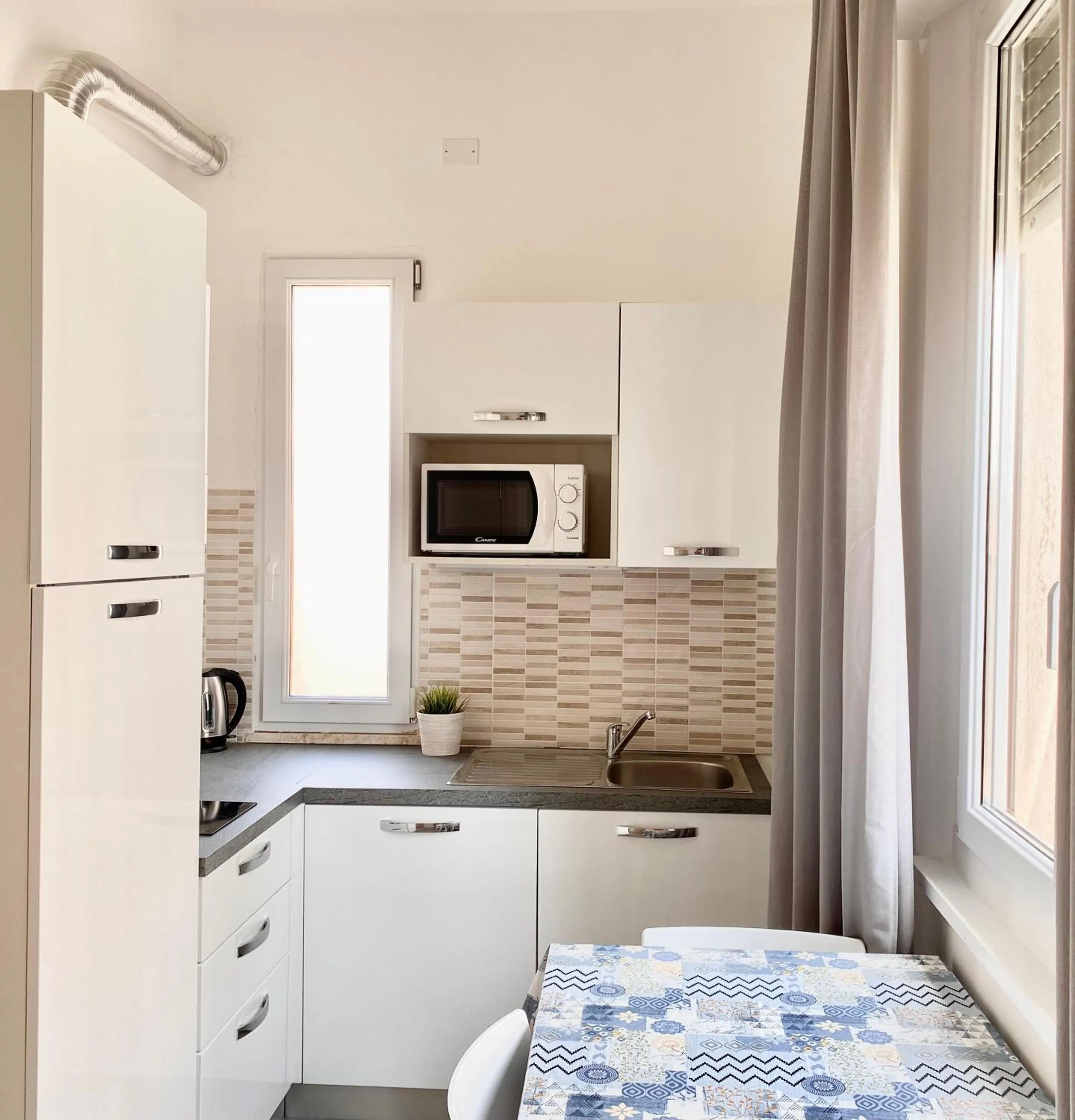 Kitchen or kitchenette in Santa Barbara hotel & apartments